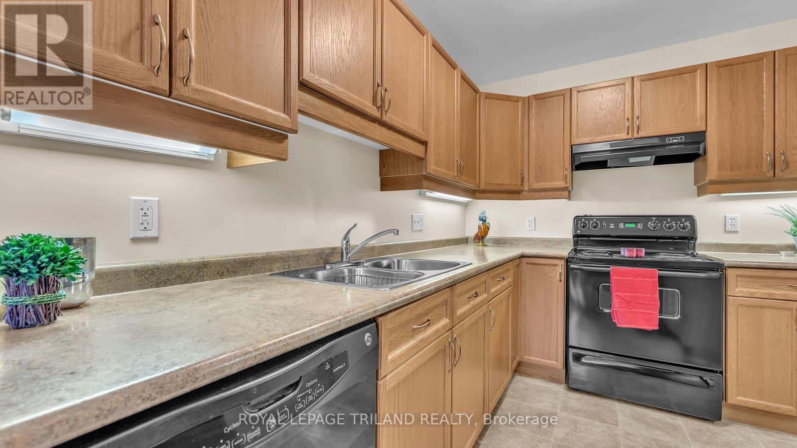 71 - 1921 FATHER DALTON AVENUE — London North (North C), Ontario - Photo 4 of 29