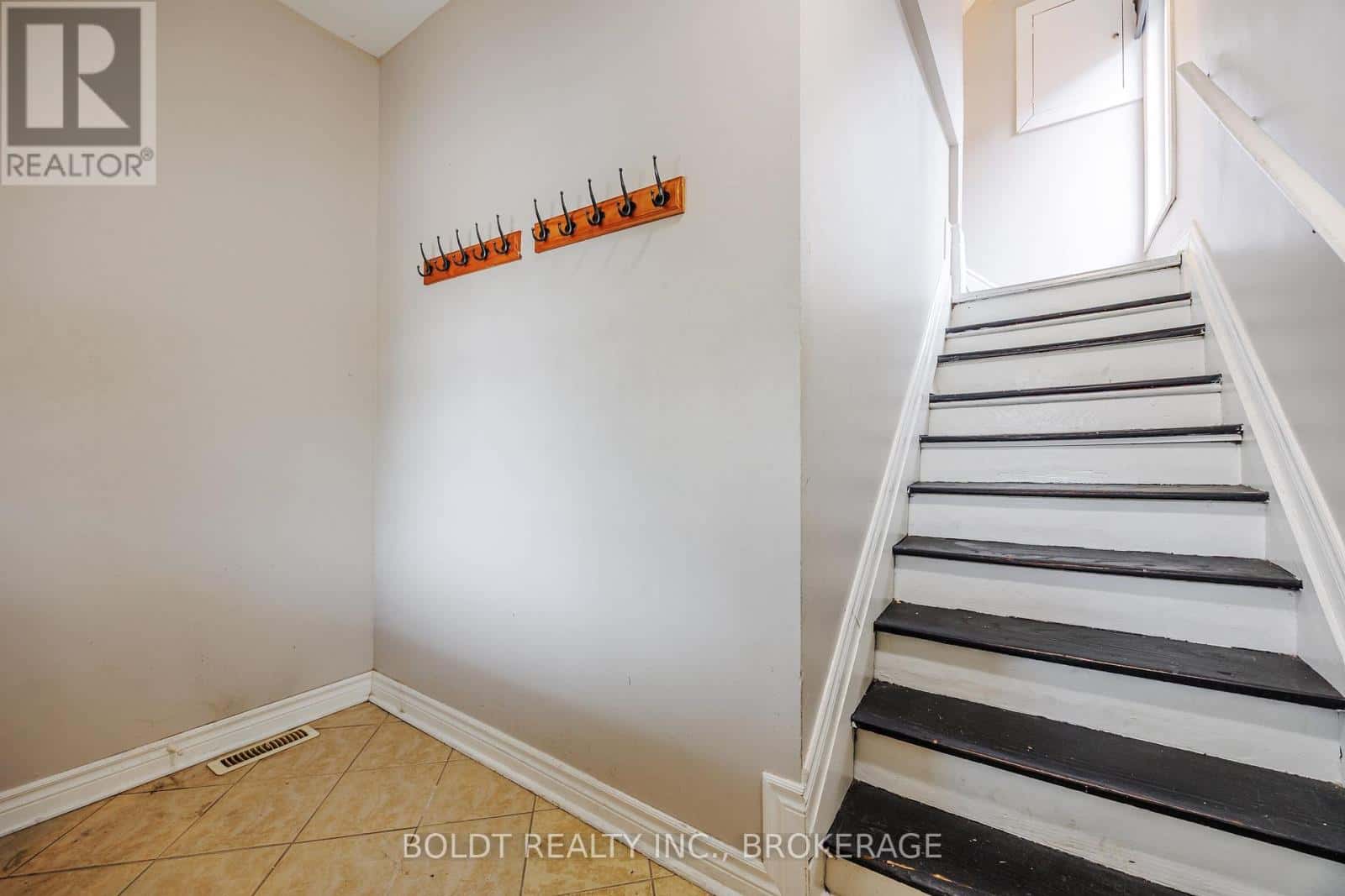 UPPER - 209 ROSSLYN AVENUE S — Hamilton (Delta), Ontario - Photo 3 of 19