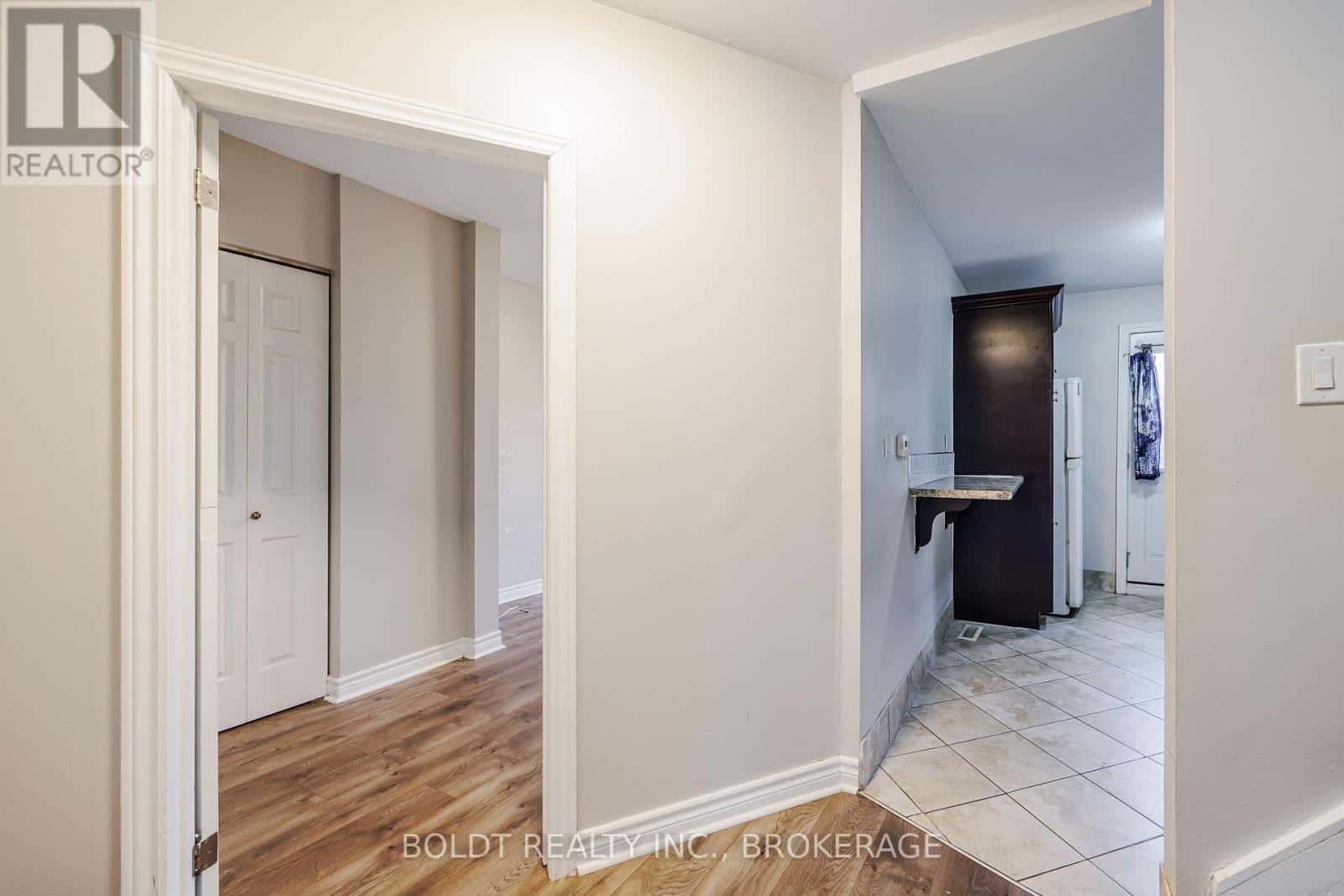 UPPER - 209 ROSSLYN AVENUE S — Hamilton (Delta), Ontario - Photo 4 of 19