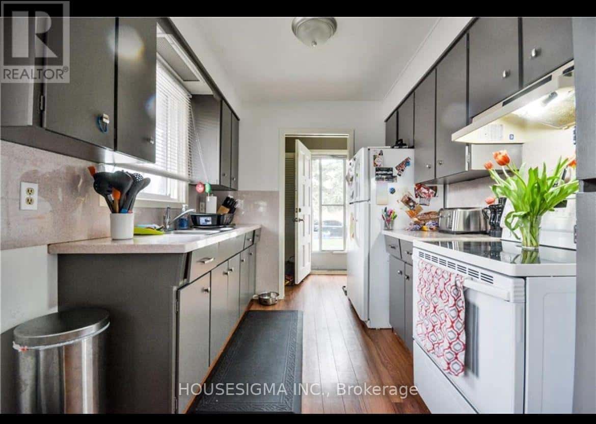 124 DORCHESTER BOULEVARD — St. Catharines (Carlton/Bunting), Ontario - Photo 3 of 15