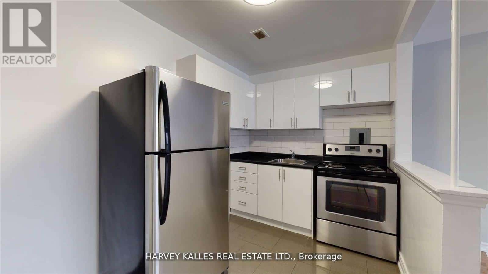 B4 - 4 GREENTREE COURT — Toronto (Keelesdale-Eglinton West), Ontario - Photo 5 of 14