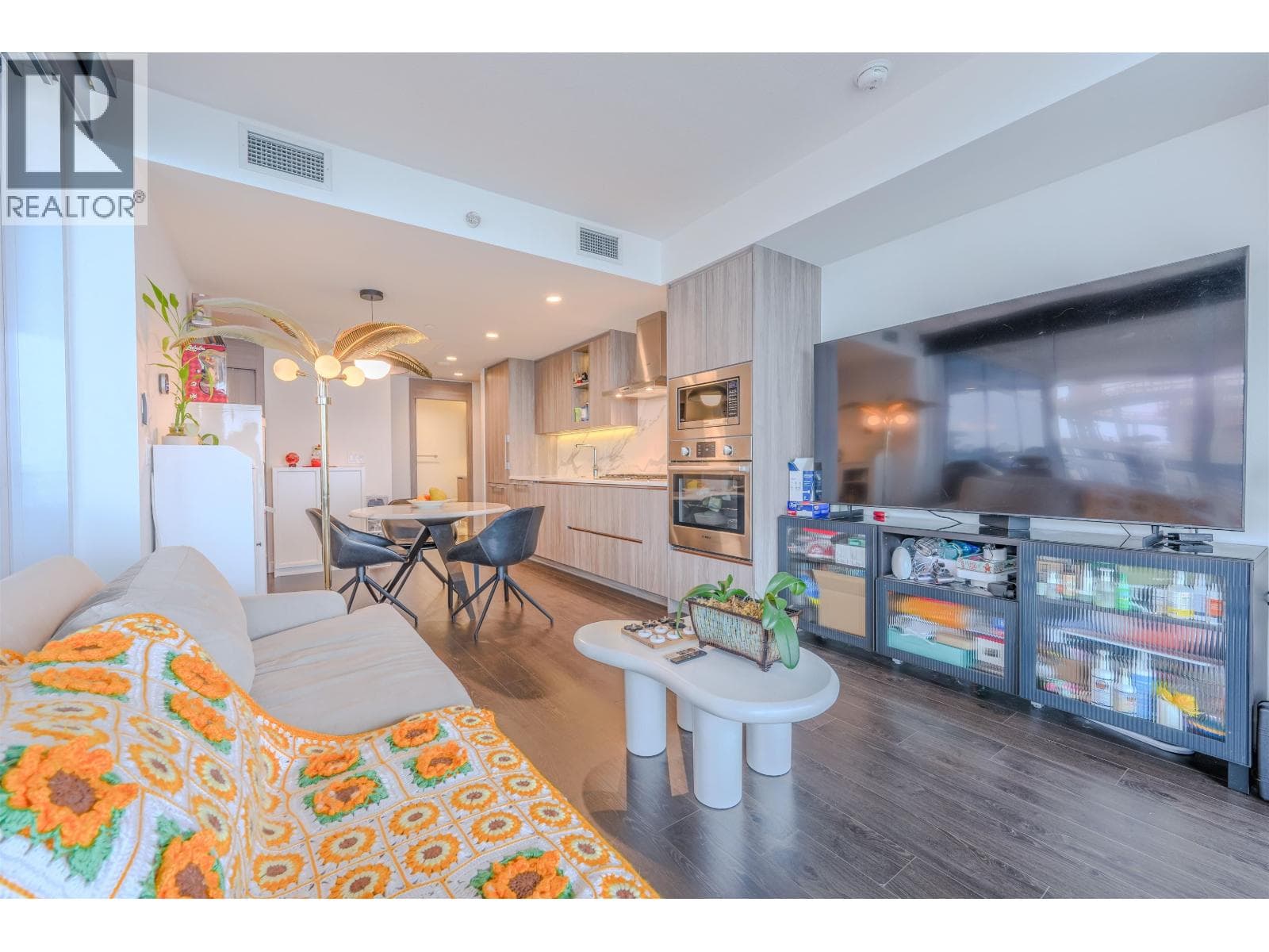 1602 4890 LOUGHEED HIGHWAY — Burnaby, British Columbia - Main photo