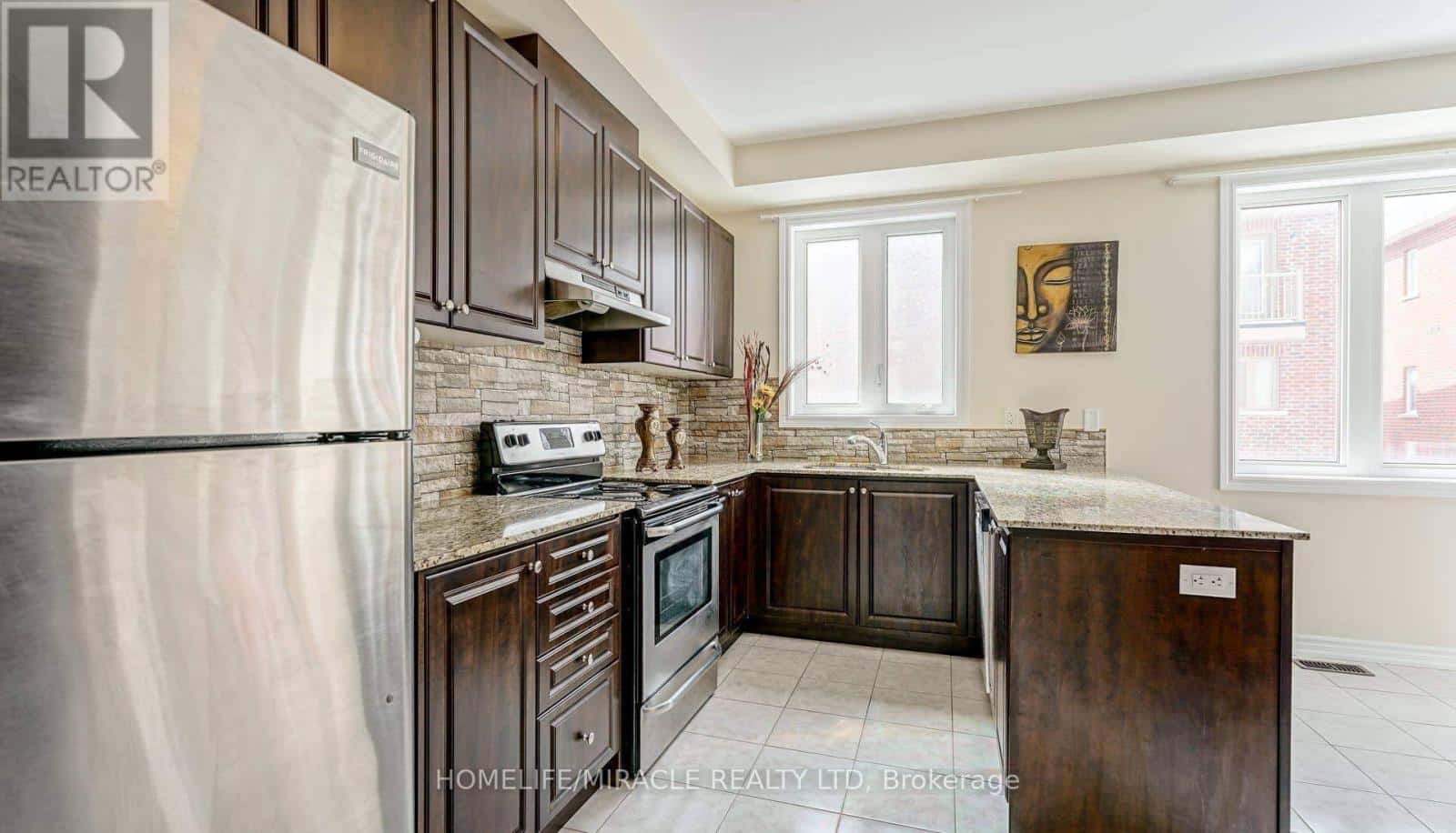 8 HOBART GARDENS — Brampton (Heart Lake), Ontario - Photo 3 of 17