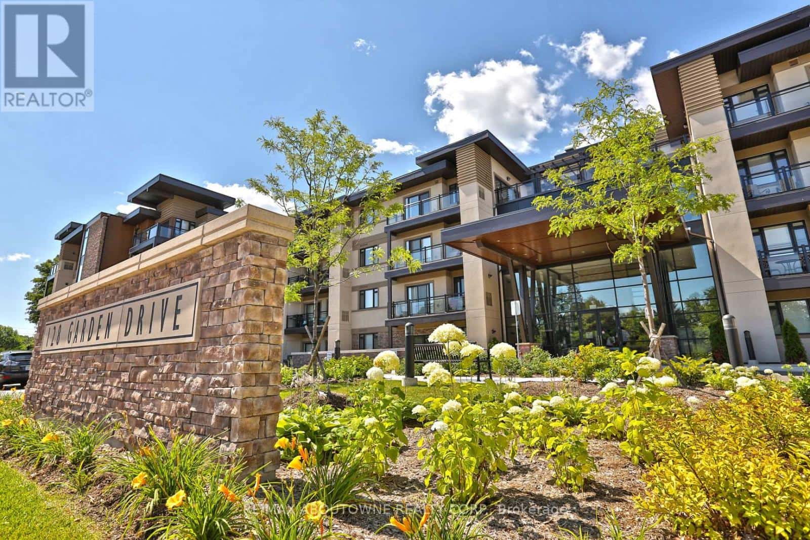 103 - 128 GARDEN DRIVE — Oakville (CO Central), Ontario - Photo 2 of 28