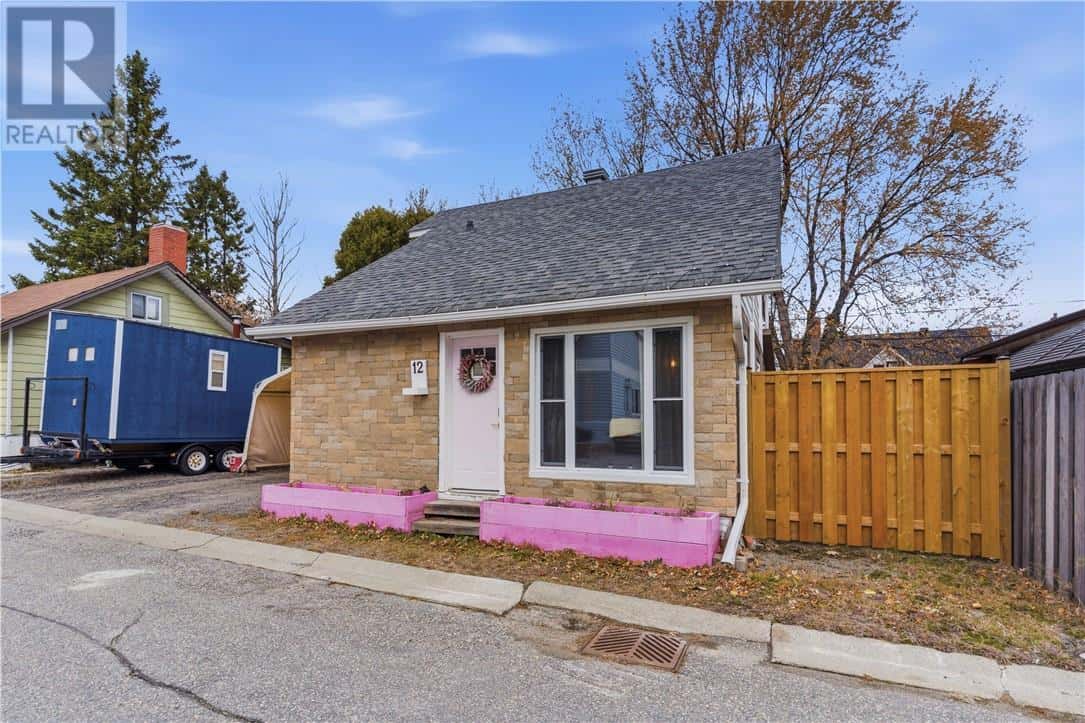 12 Norite Street — Copper Cliff, Ontario - Photo 3 of 27