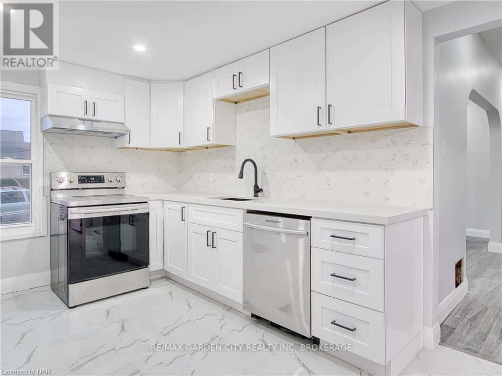 UPPER - 7 MAPLECREST AVENUE — St. Catharines (Burleigh Hill), Ontario - Photo 3 of 31