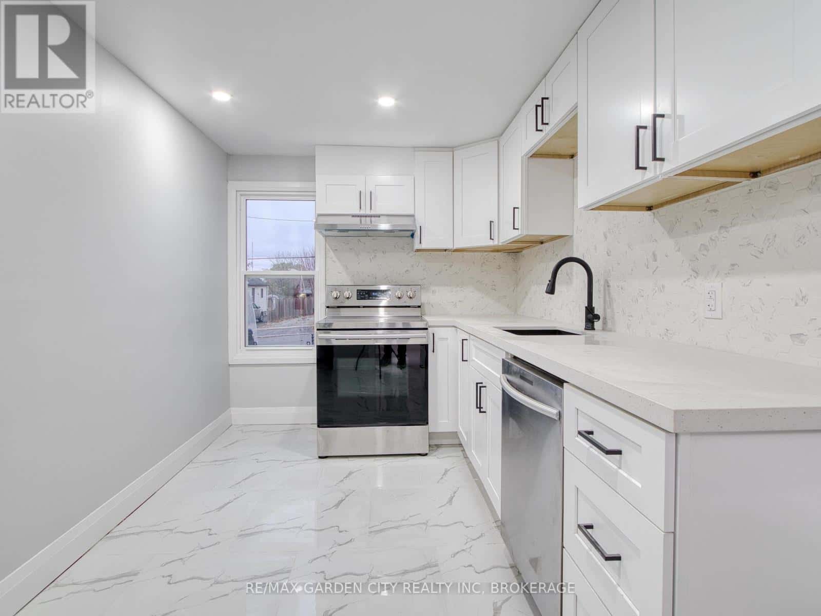 UPPER - 7 MAPLECREST AVENUE — St. Catharines (Burleigh Hill), Ontario - Photo 4 of 31