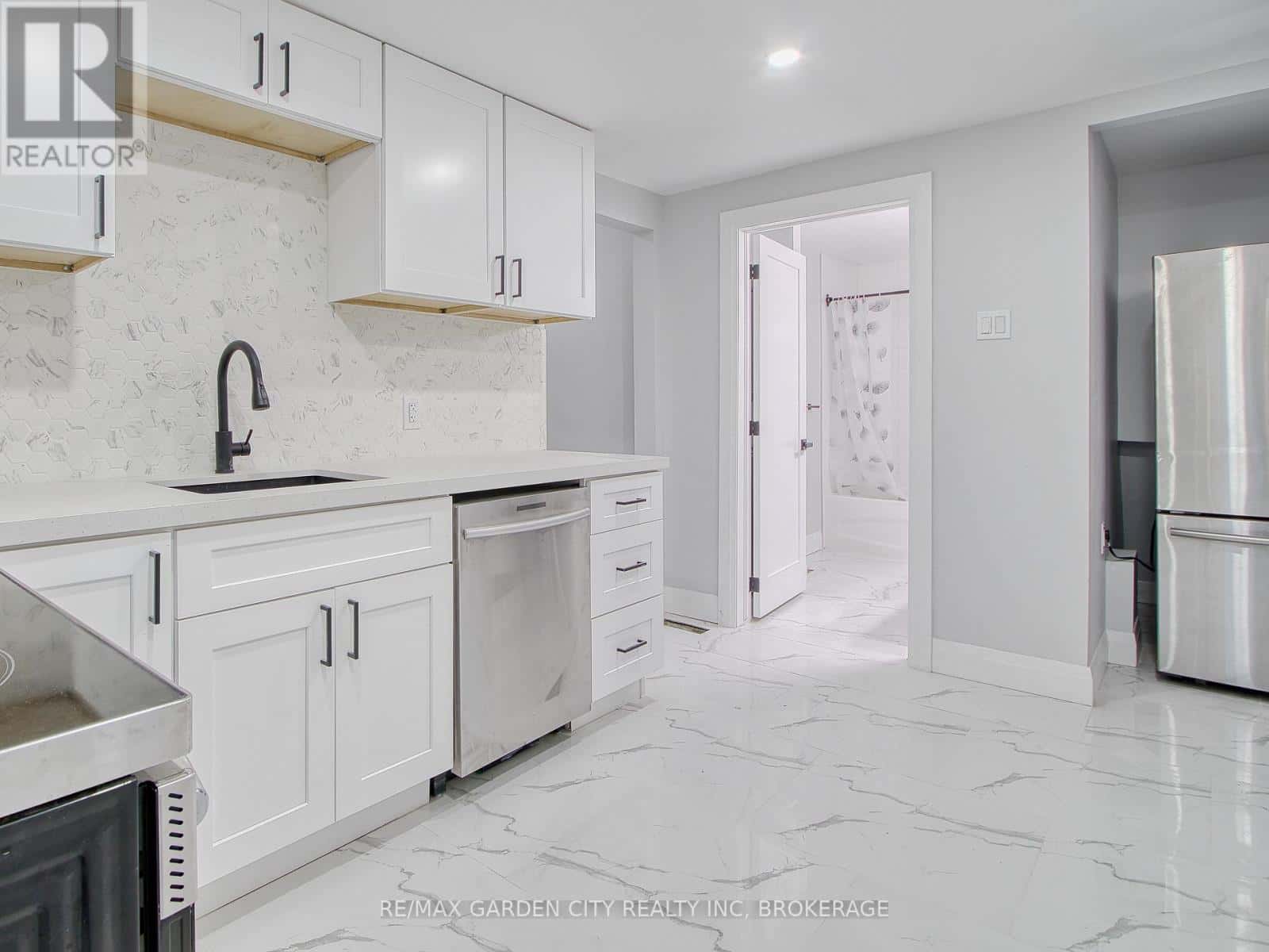 UPPER - 7 MAPLECREST AVENUE — St. Catharines (Burleigh Hill), Ontario - Photo 5 of 31