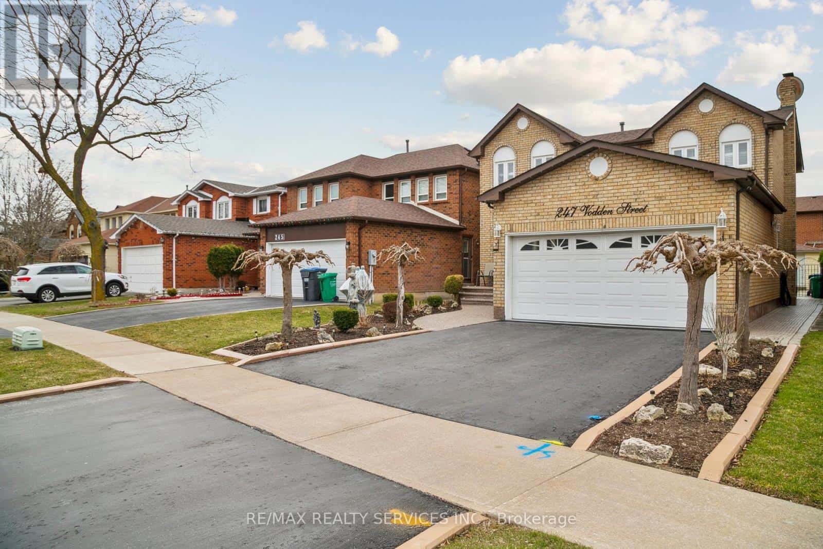 247 VODDEN STREET W — Brampton (Brampton West), Ontario - Photo 2 of 39