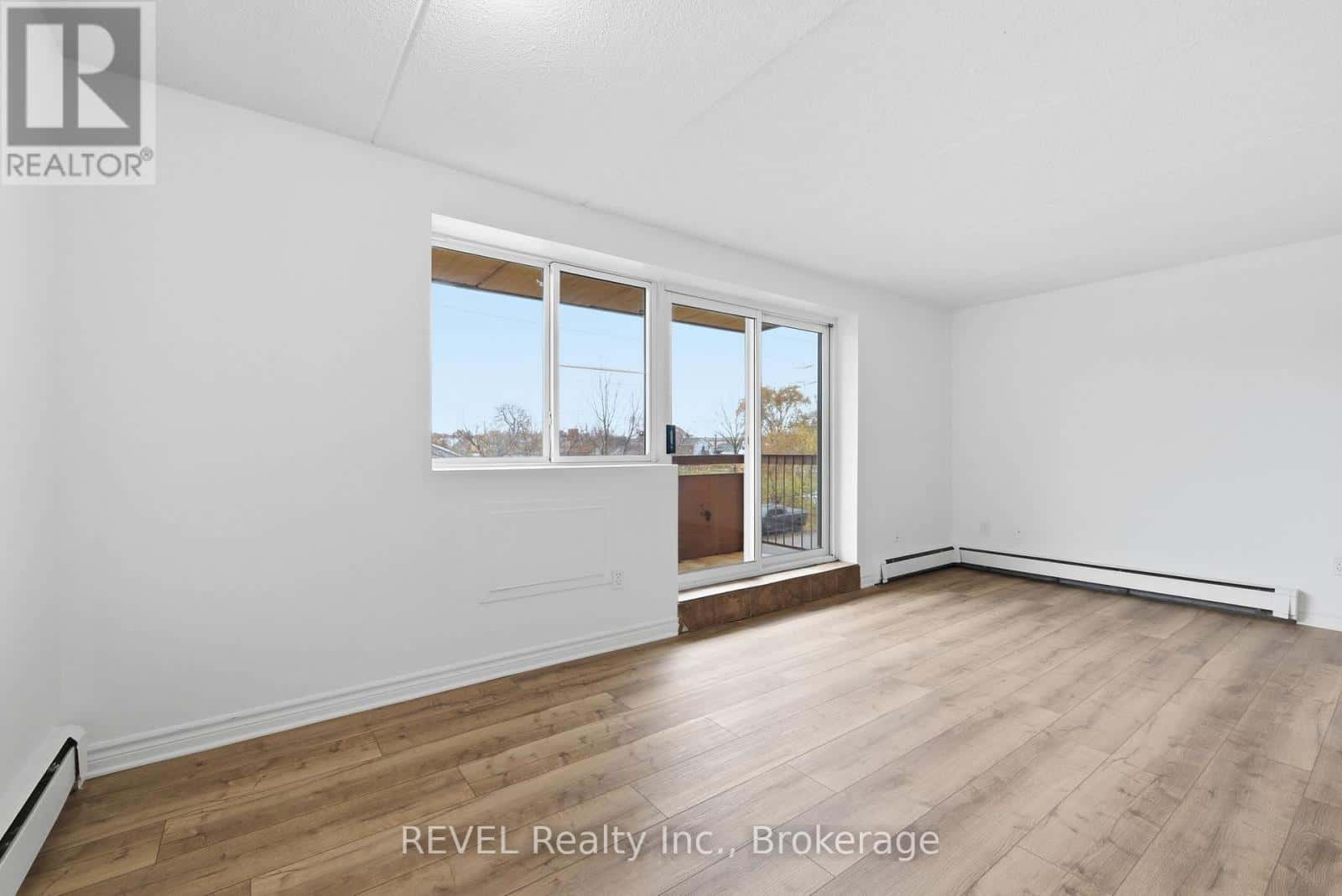 301 - 19 MANCHESTER AVENUE — St. Catharines (Haig), Ontario - Photo 2 of 18