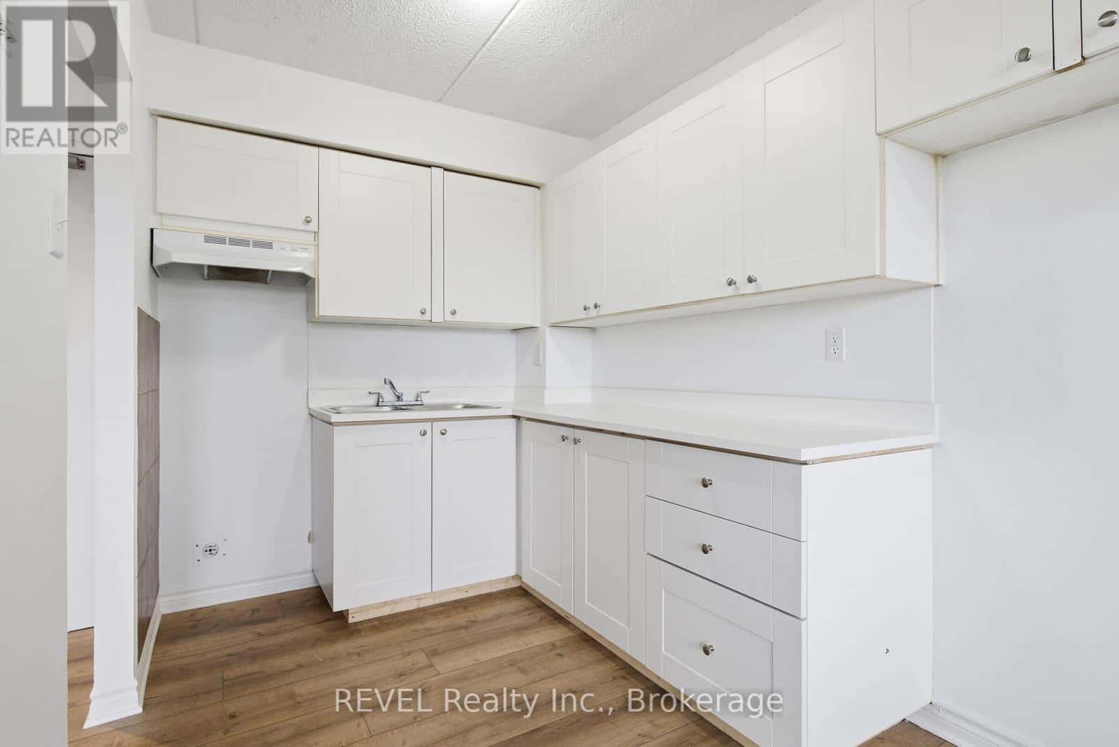 301 - 19 MANCHESTER AVENUE — St. Catharines (Haig), Ontario - Photo 3 of 18