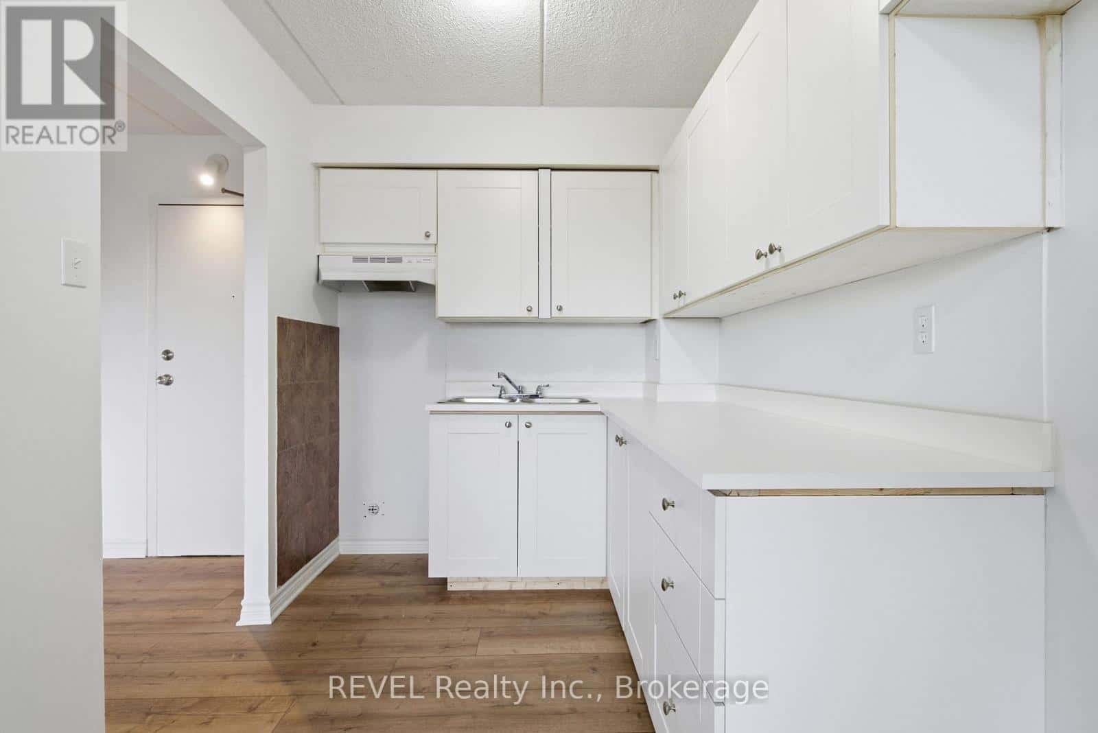 301 - 19 MANCHESTER AVENUE — St. Catharines (Haig), Ontario - Photo 4 of 18