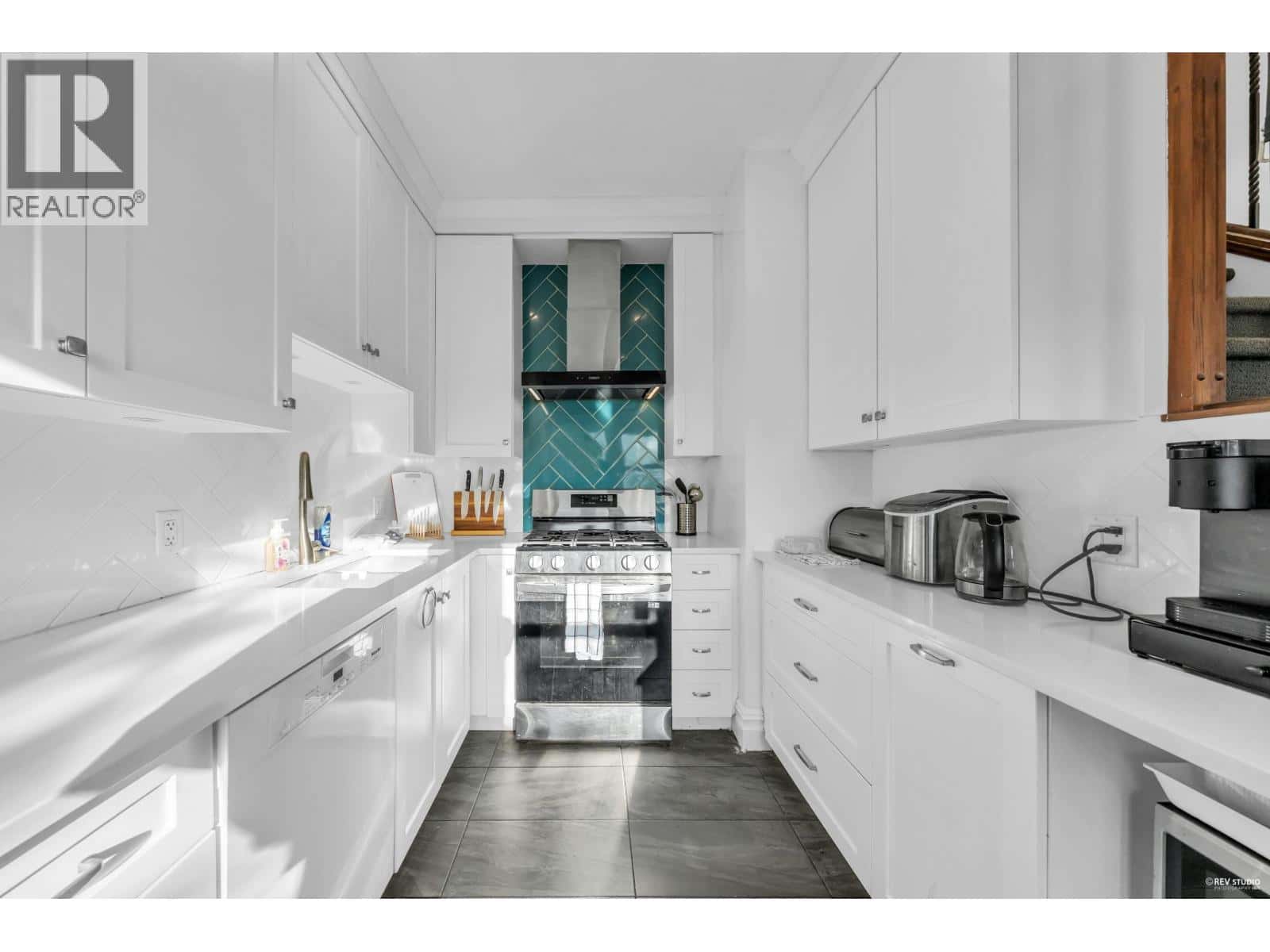 237 SANDRINGHAM AVENUE — New Westminster, British Columbia - Photo 2 of 38