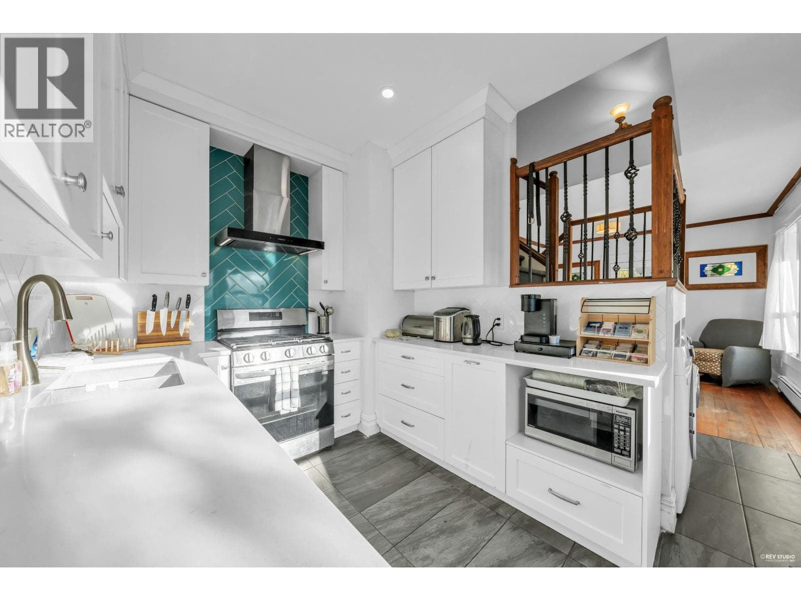 237 SANDRINGHAM AVENUE — New Westminster, British Columbia - Main photo