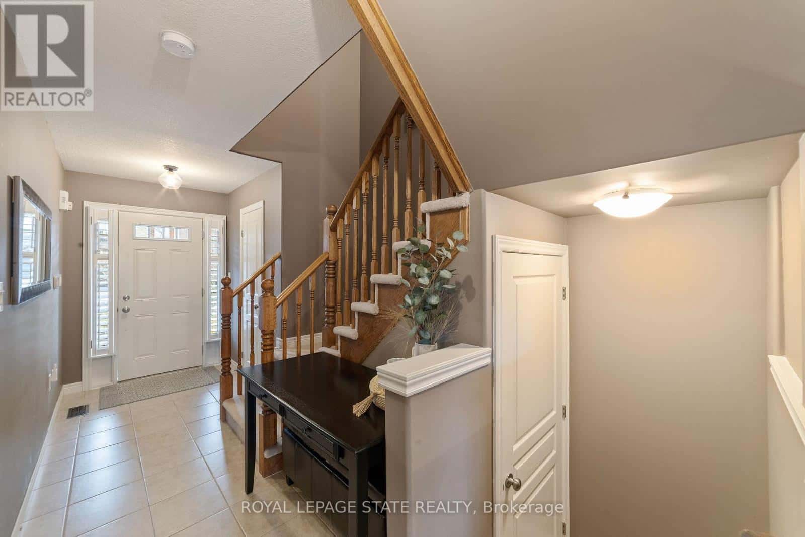 51 CEDAR STREET — Grimsby (Grimsby West), Ontario - Photo 4 of 28