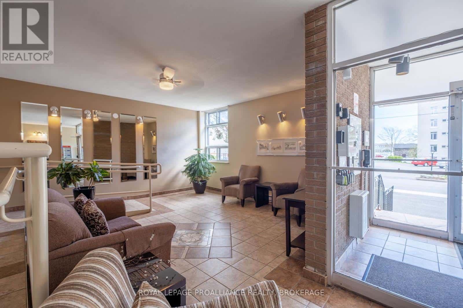 501 - 2 MOWAT AVENUE — Kingston (Central City West), Ontario - Photo 3 of 50