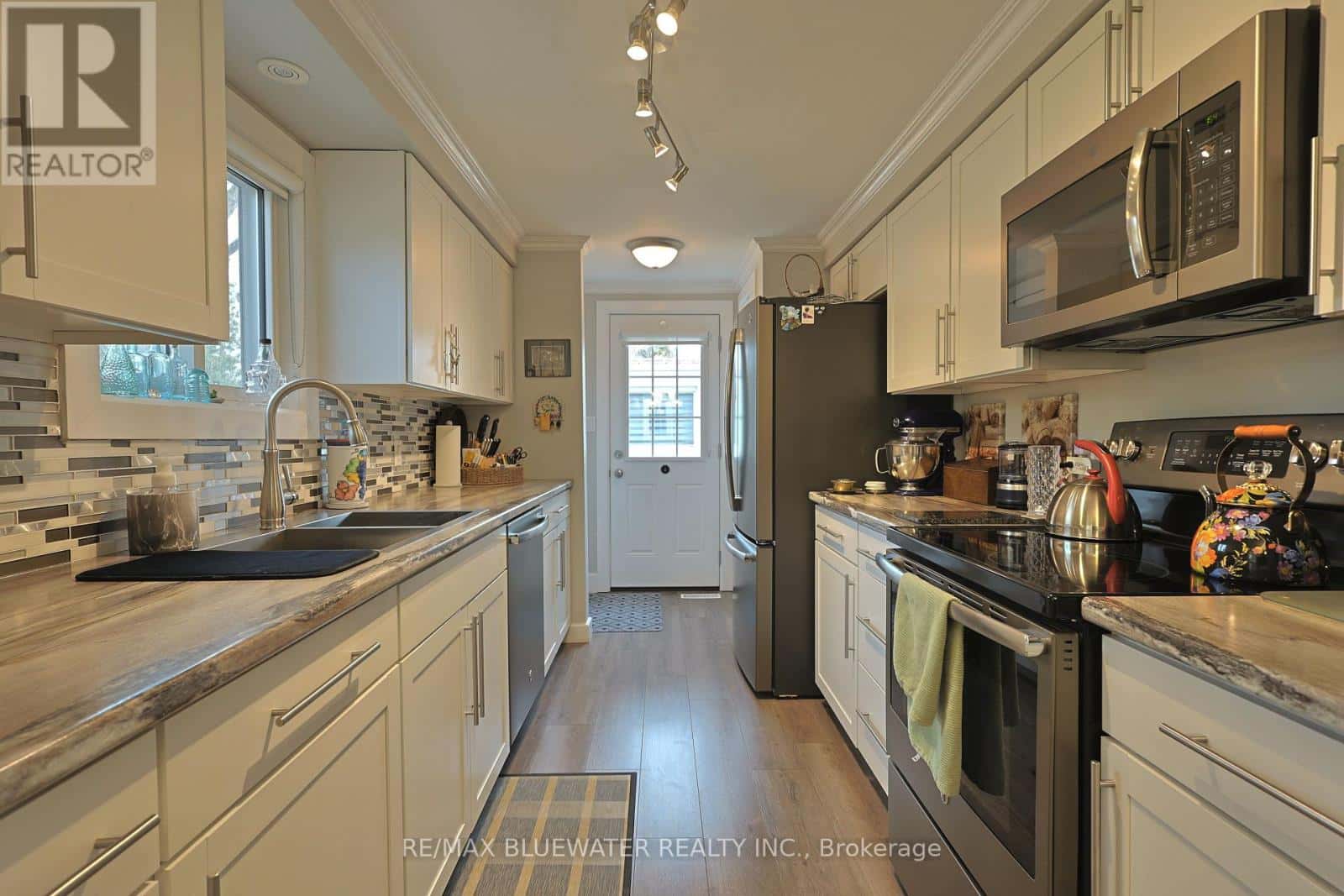 93 SHANNON BOULEVARD — South Huron (Stephen), Ontario - Photo 5 of 44