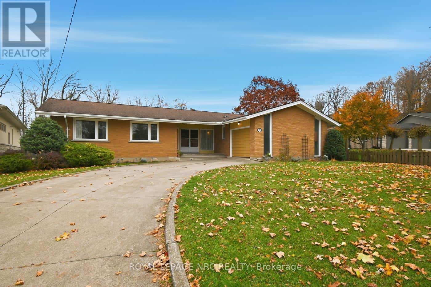 202 WOODSIDE DRIVE — St. Catharines (Glendale/Glenridge), Ontario - Photo 2 of 46