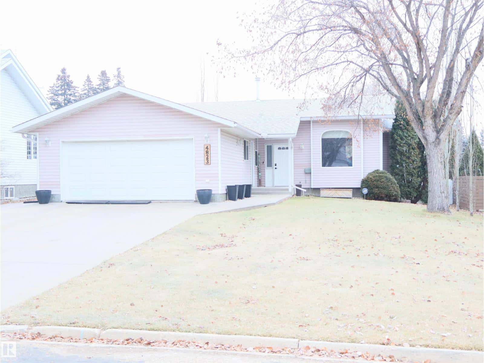 4823 49A Street — Barrhead, Alberta - Photo 2 of 61