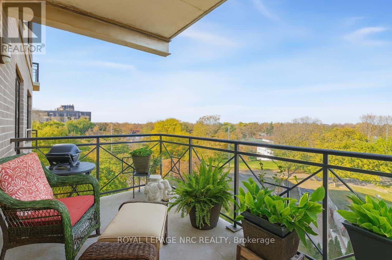 401 - 379 SCOTT STREET — St. Catharines (Vine/Linwell), Ontario - Photo 2 of 27