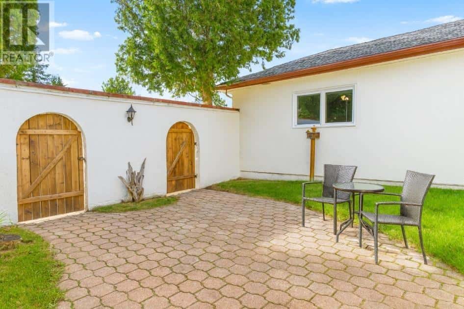 502 Flinders Avenue — Fort Frances, Ontario - Photo 3 of 32