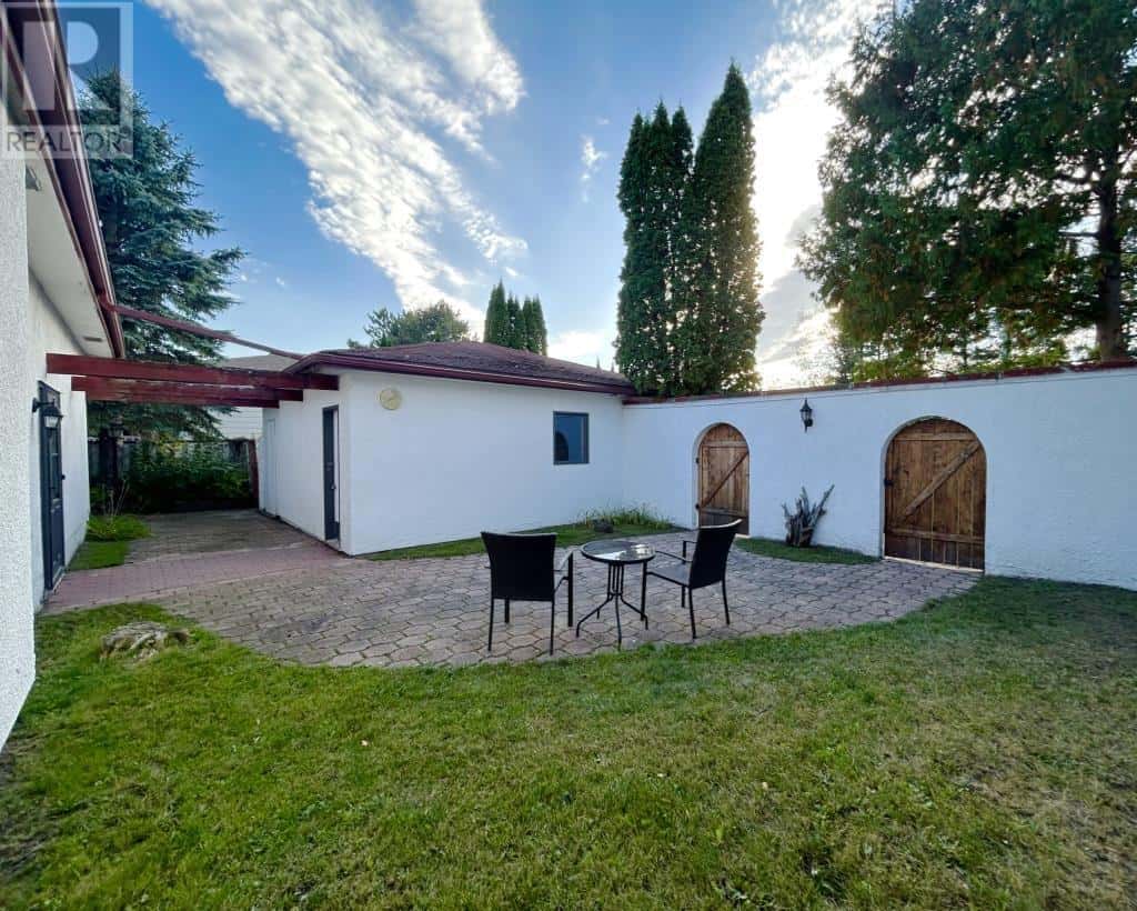 502 Flinders Avenue — Fort Frances, Ontario - Photo 4 of 32