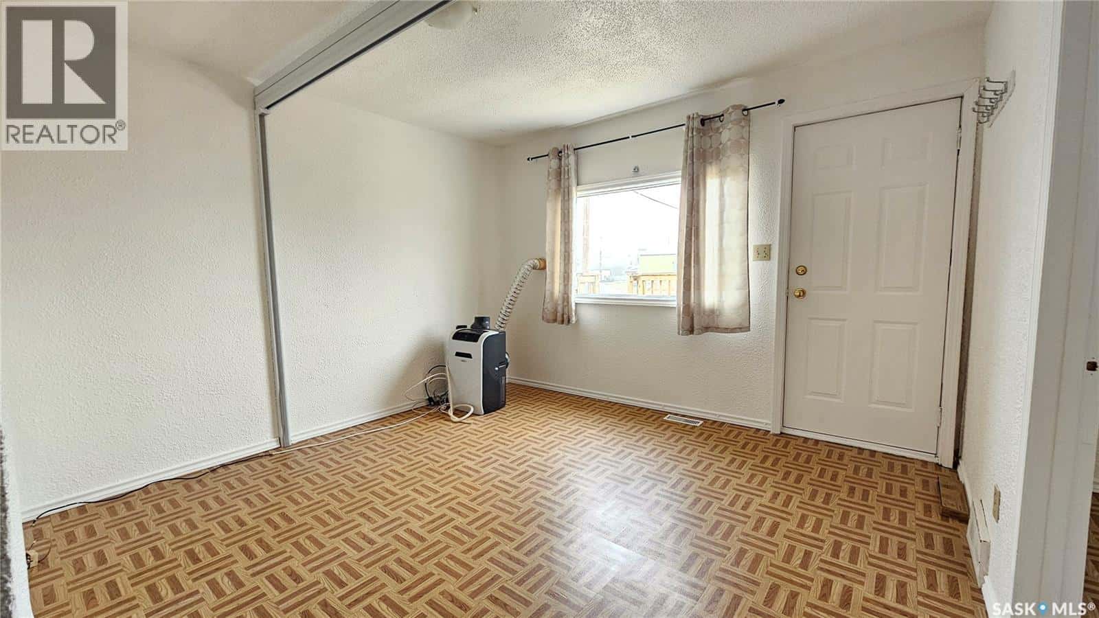 400 W 1st STREET — Dundurn, Saskatchewan - Photo 4 of 21