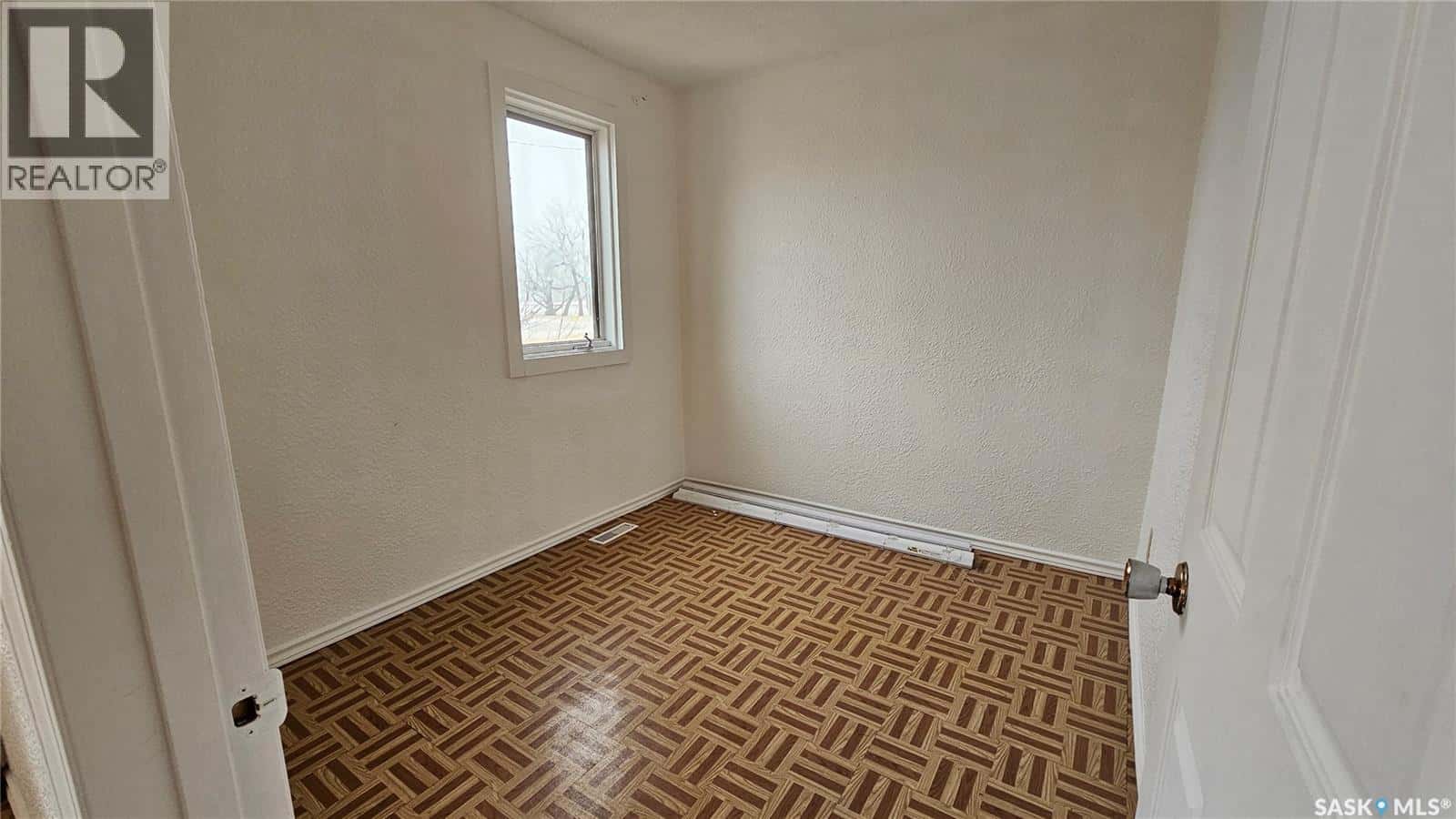 400 W 1st STREET — Dundurn, Saskatchewan - Photo 5 of 21