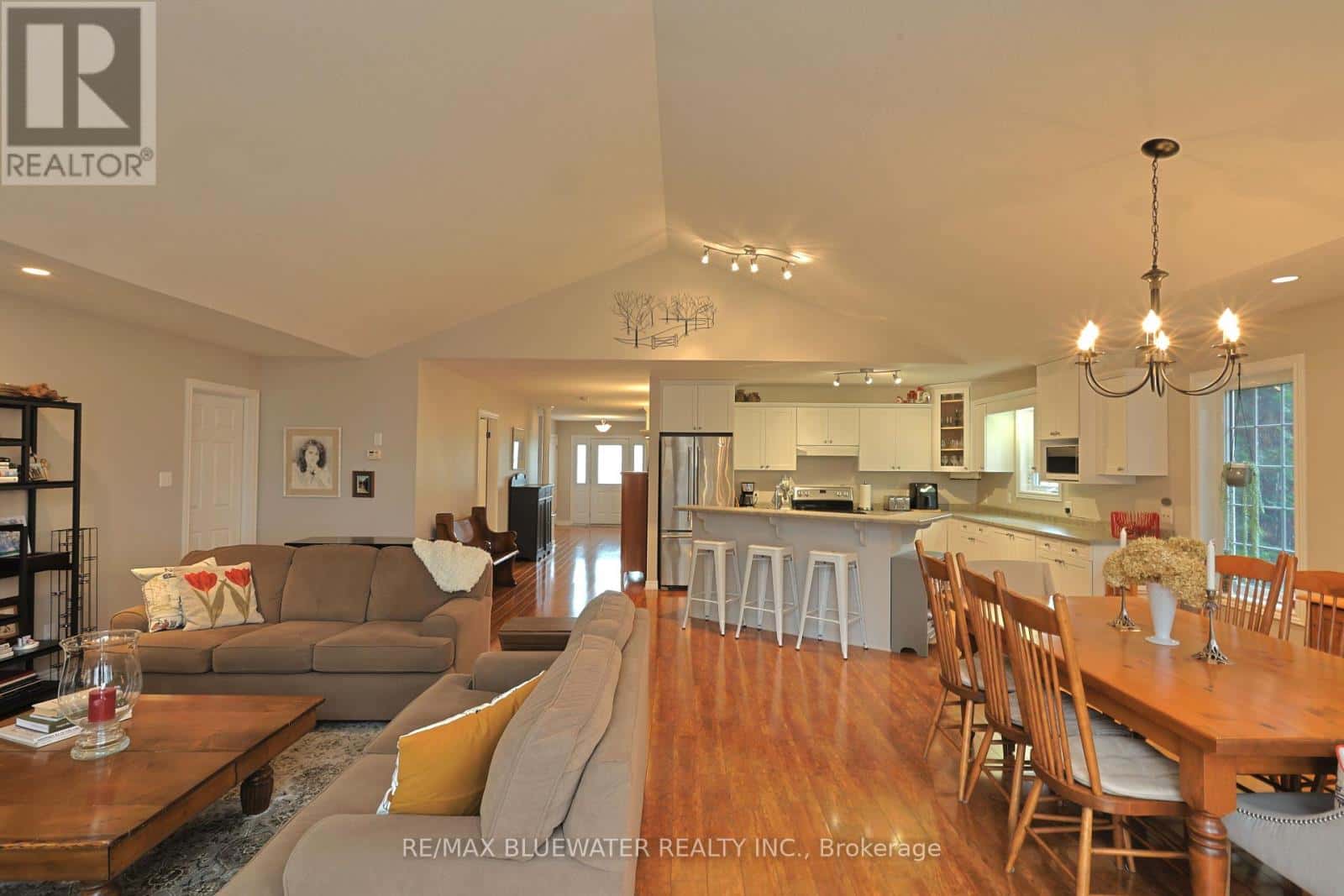 363 SHANNON BOULEVARD — South Huron (Stephen), Ontario - Photo 5 of 42