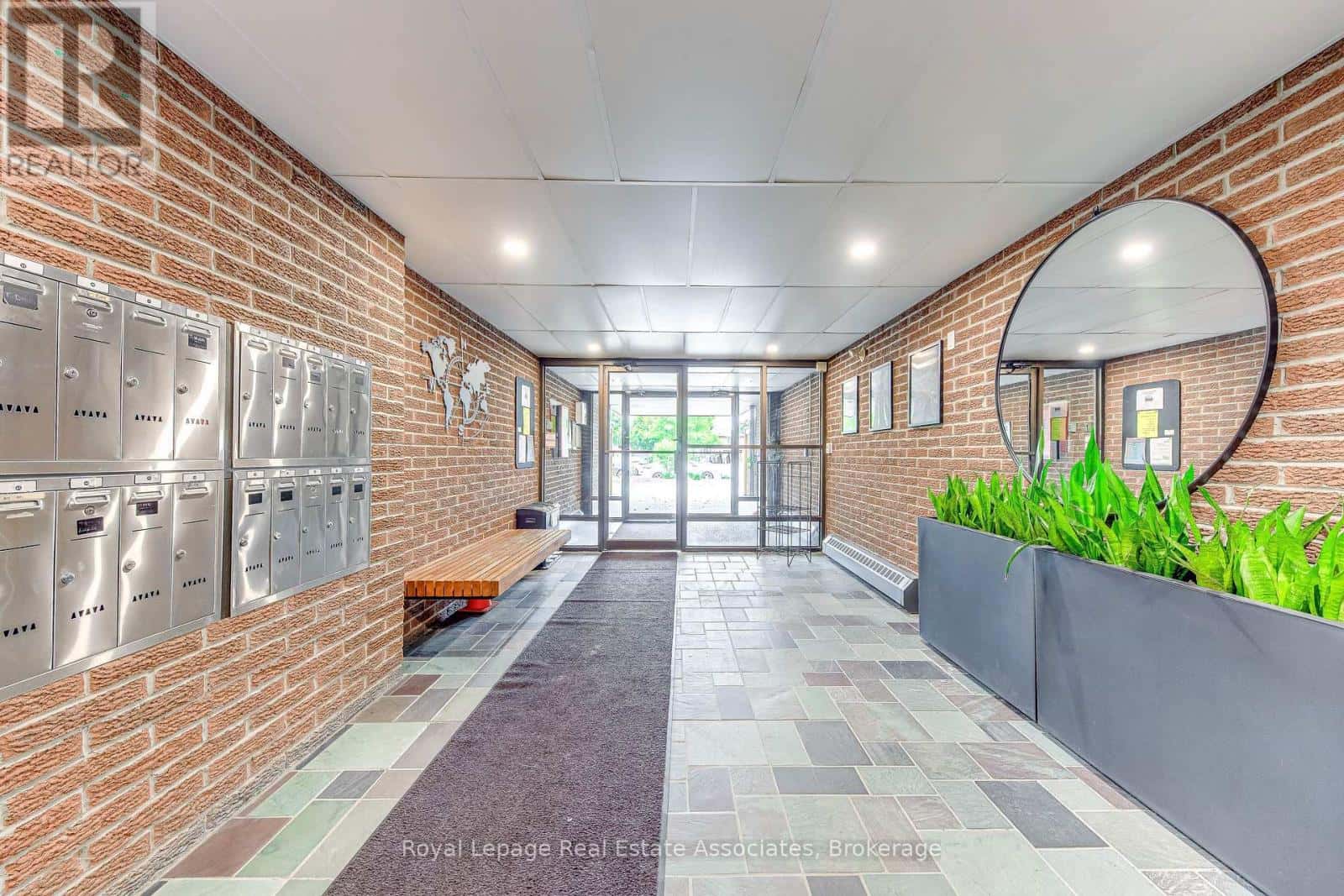 58 - 63 CONROY CRESCENT — Guelph (Dovercliffe Park/Old University), Ontario - Photo 3 of 28