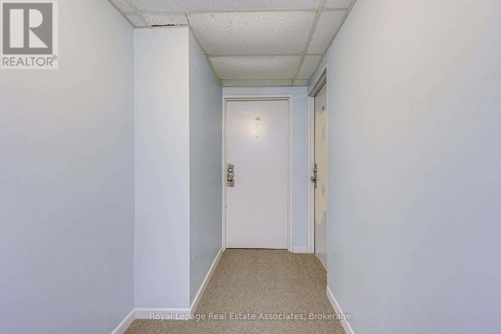 58 - 63 CONROY CRESCENT — Guelph (Dovercliffe Park/Old University), Ontario - Photo 4 of 28