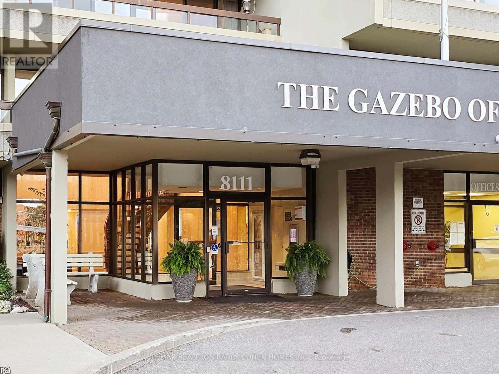 705 - 8111 YONGE STREET — Markham (Royal Orchard), Ontario - Photo 2 of 16