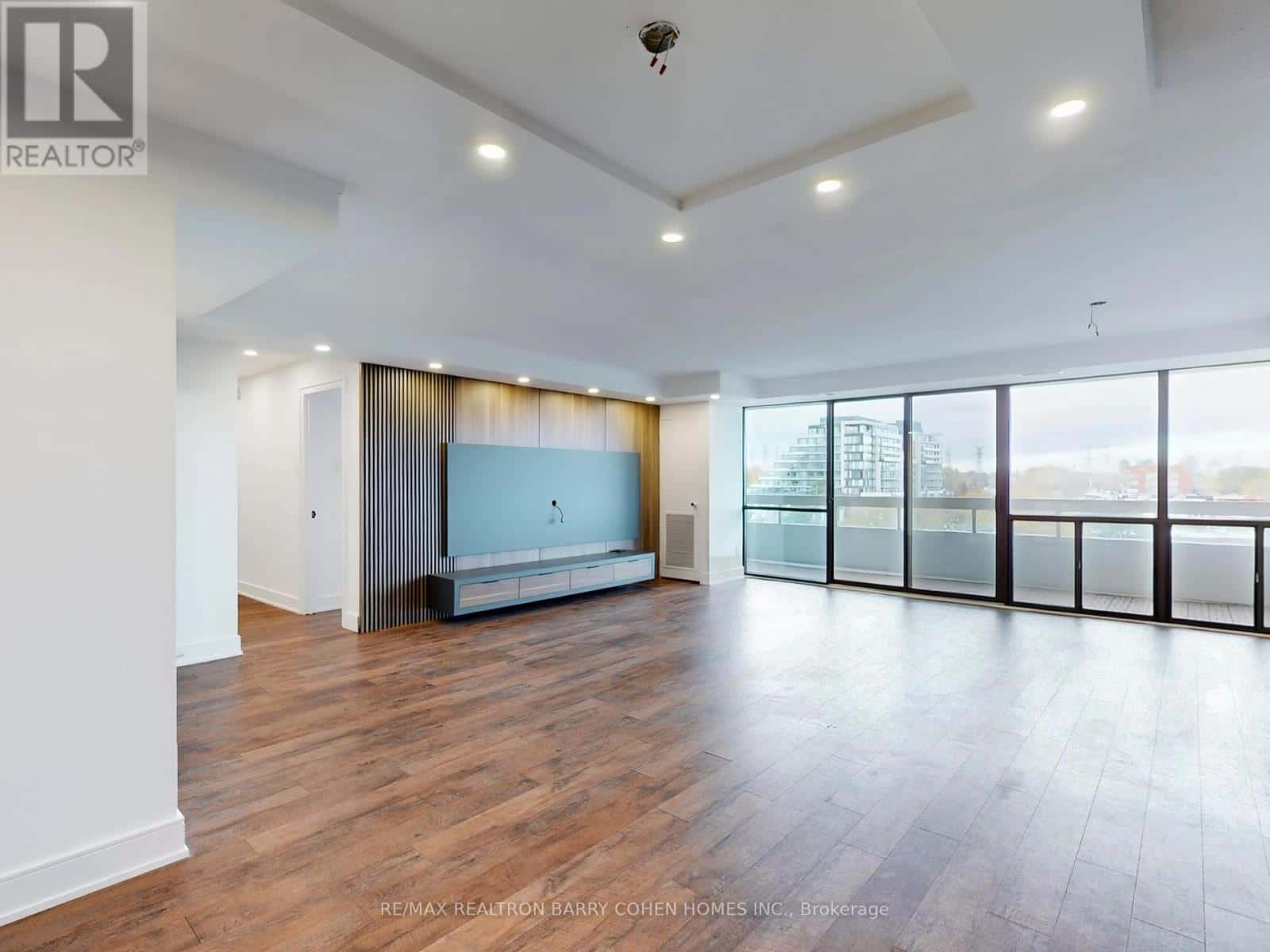 705 - 8111 YONGE STREET — Markham (Royal Orchard), Ontario - Photo 5 of 16