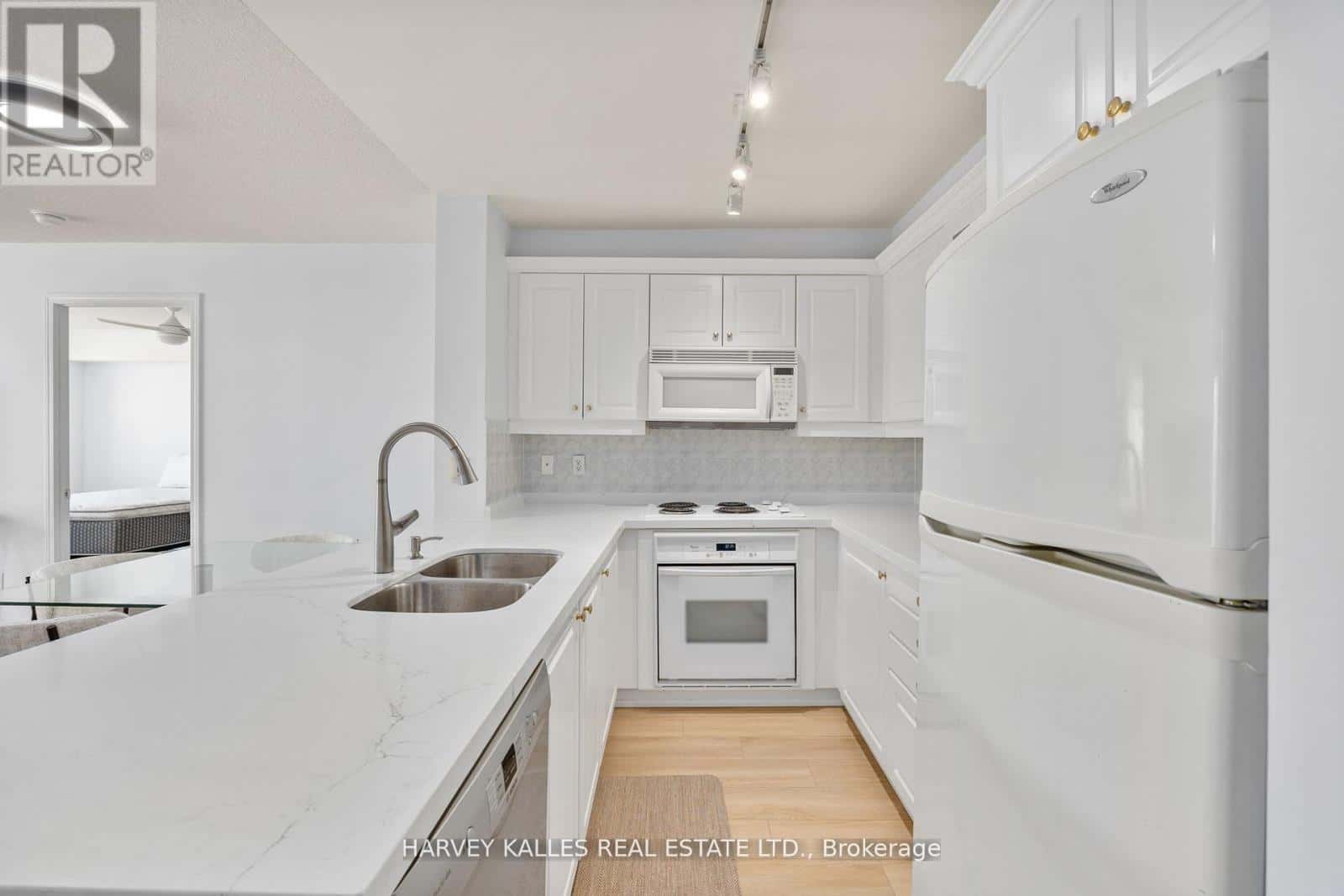 302 - 18 WANLESS AVENUE — Toronto (Lawrence Park North), Ontario - Photo 3 of 24