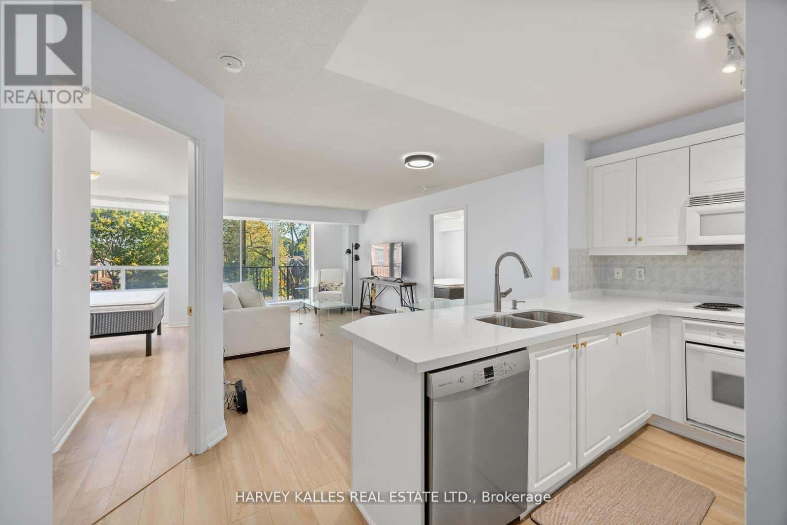 302 - 18 WANLESS AVENUE — Toronto (Lawrence Park North), Ontario - Photo 4 of 24