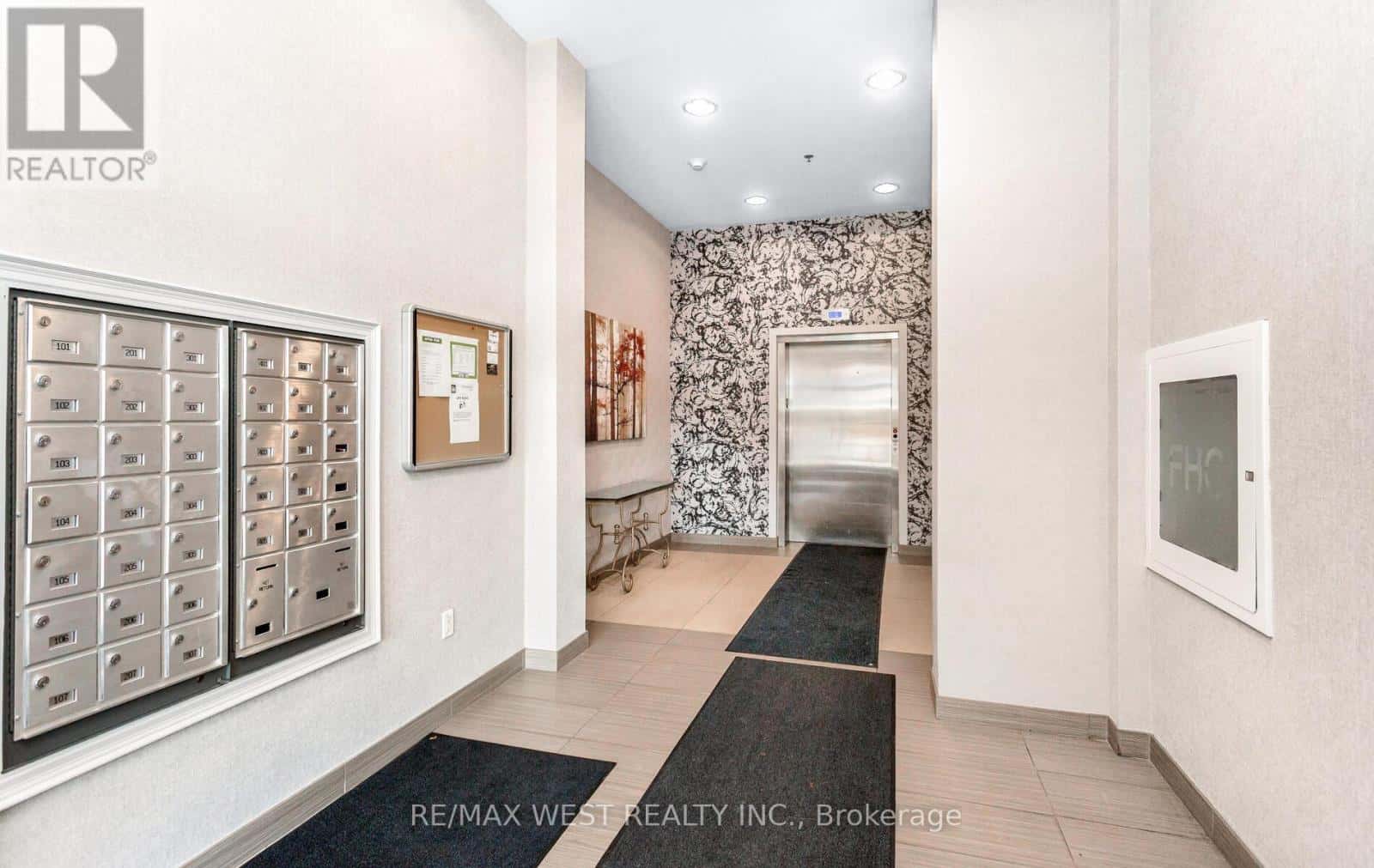 PH04 - 427 ABERDEEN AVENUE — Hamilton (Kirkendall), Ontario - Photo 4 of 33