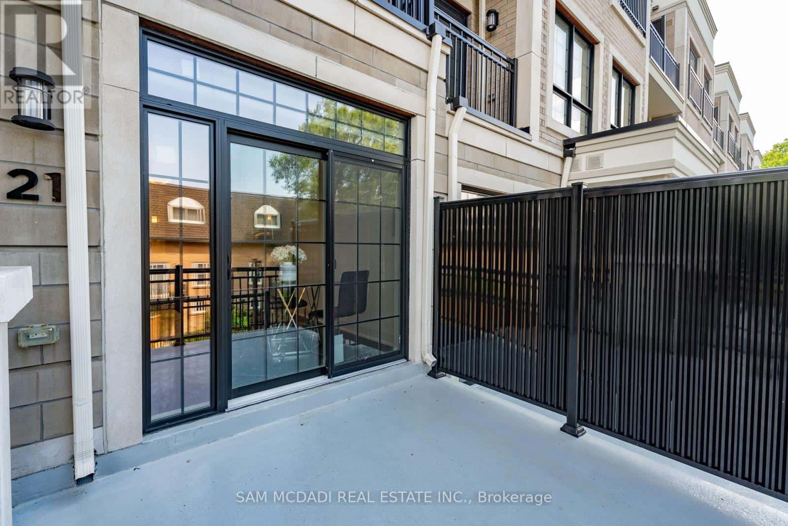 21 - 95 BROOKFIELD ROAD — Oakville (CO Central), Ontario - Photo 2 of 32