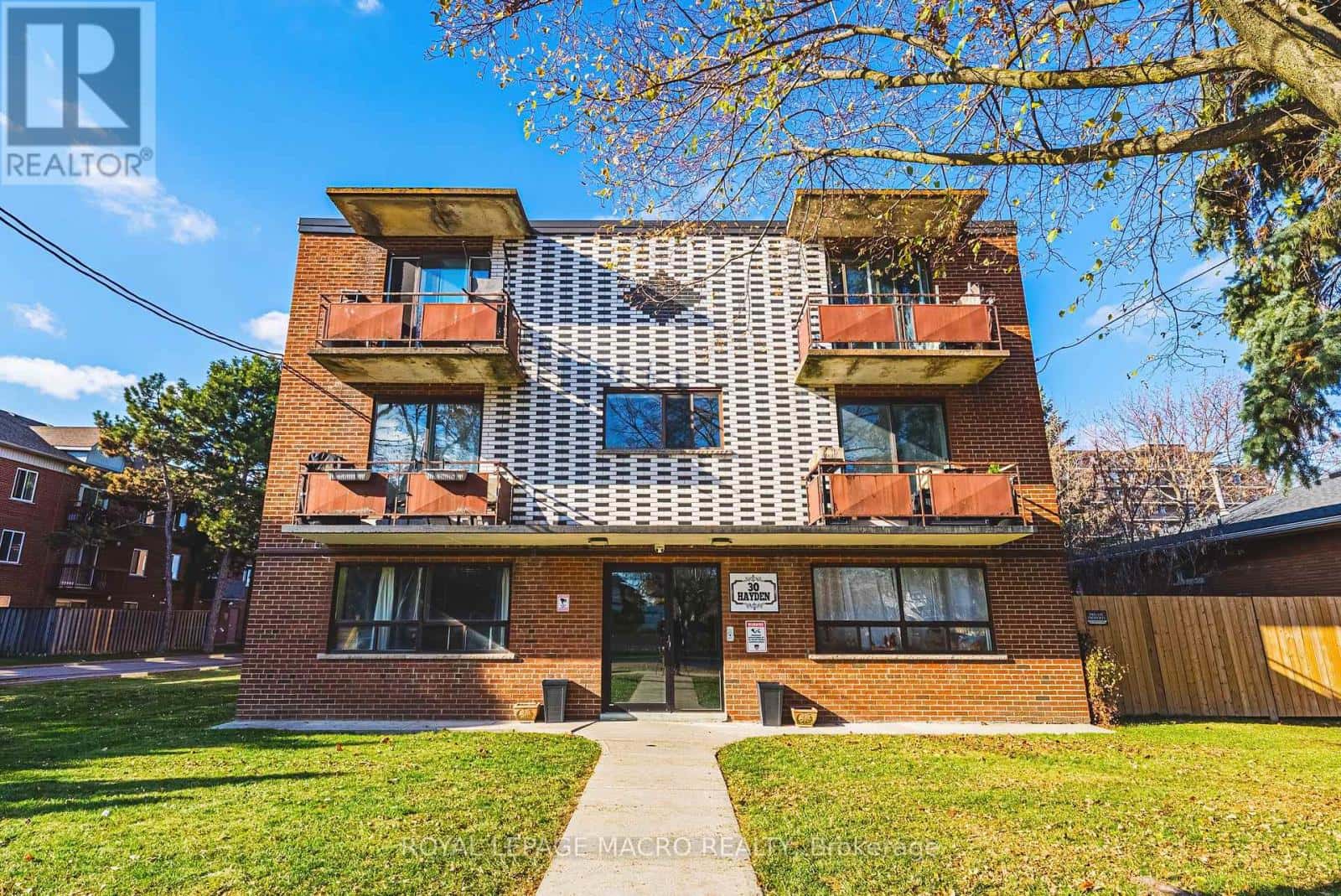 30 HAYDEN STREET — Hamilton (Greeningdon), Ontario - Photo 2 of 4