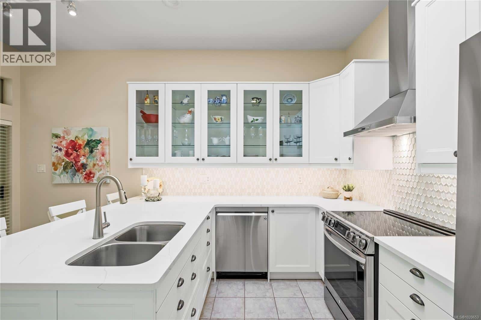 912 Lakes Blvd — French Creek, British Columbia - Photo 2 of 31