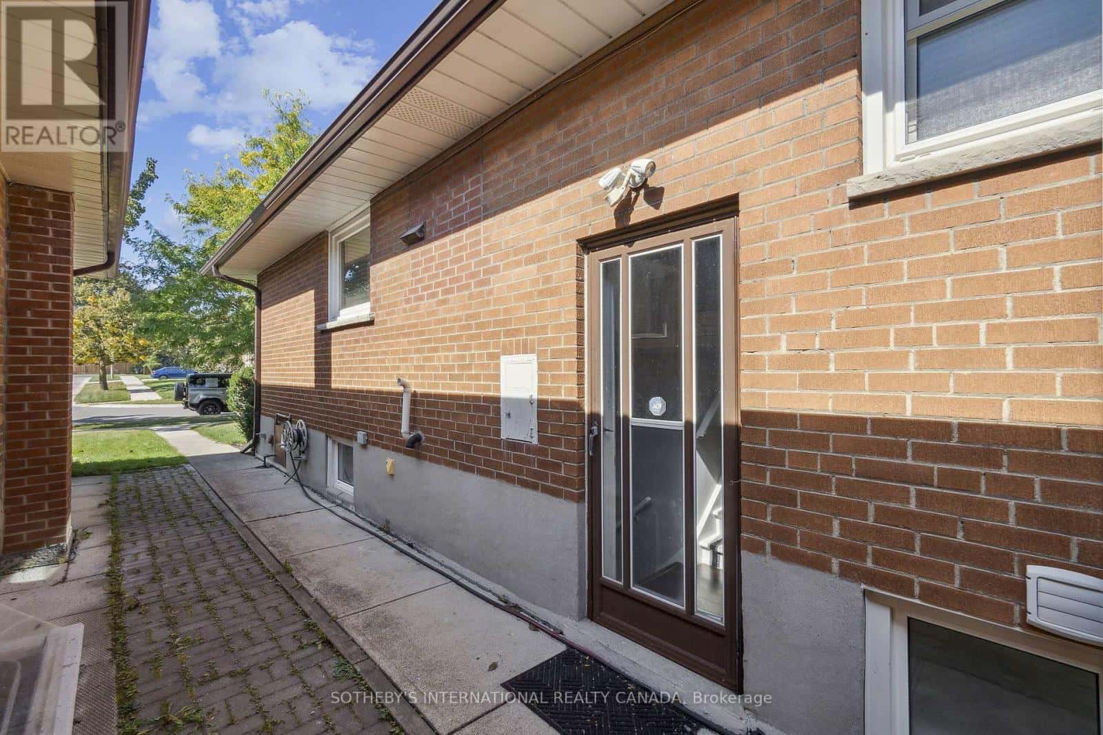 LOWER - 14 LAURELWOOD CRESCENT — Toronto (Willowridge-Martingrove-Richview), Ontario - Photo 2 of 30