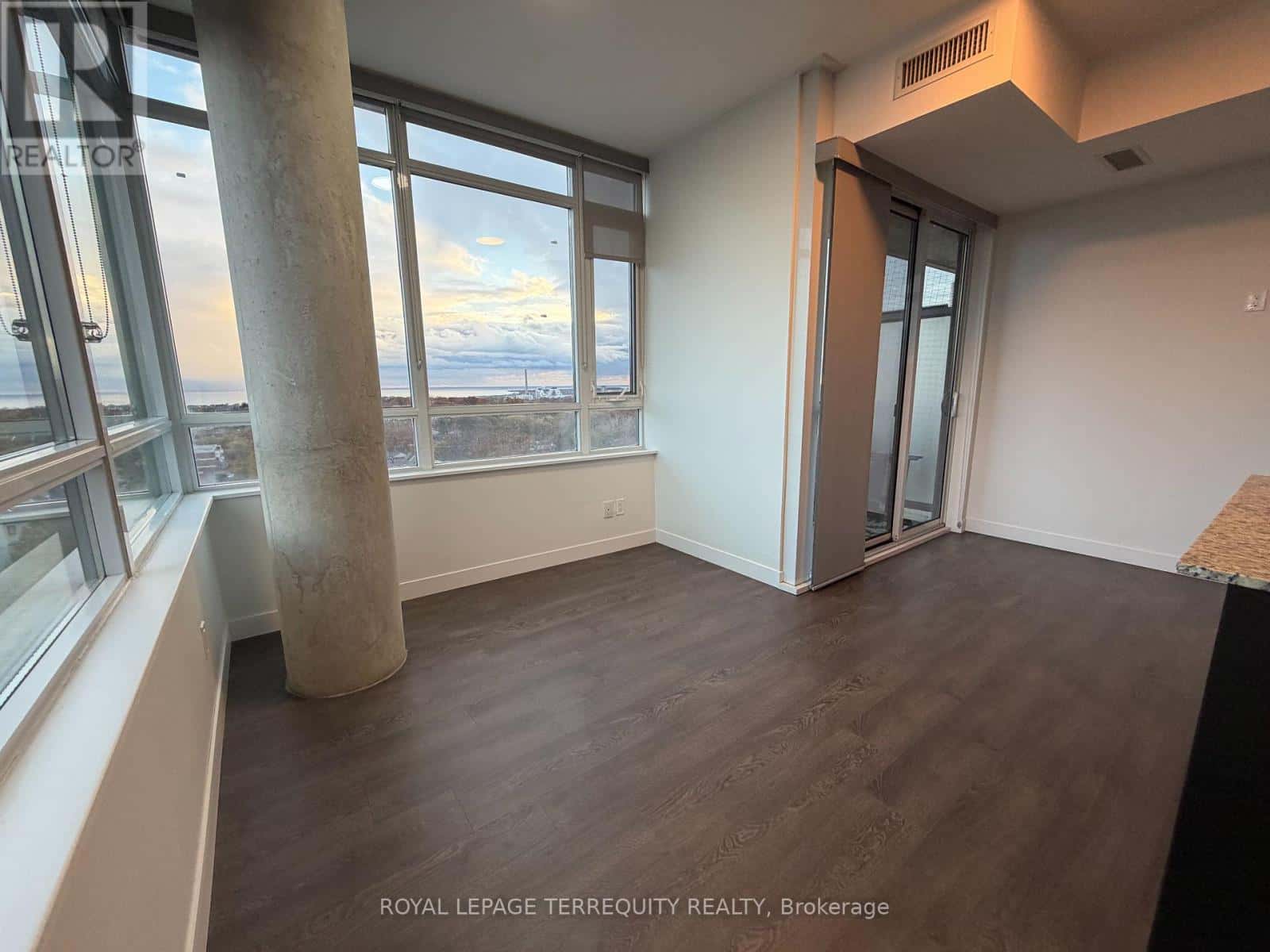 910 - 2055 DANFORTH AVENUE — Toronto (Woodbine Corridor), Ontario - Photo 5 of 13