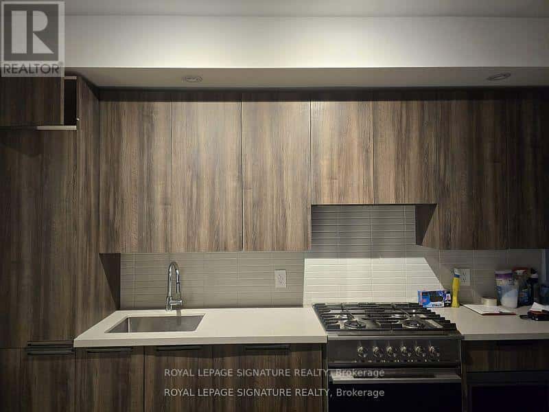 607 - 160 KINGSWAY CRESCENT — Toronto (Kingsway South), Ontario - Photo 2 of 11