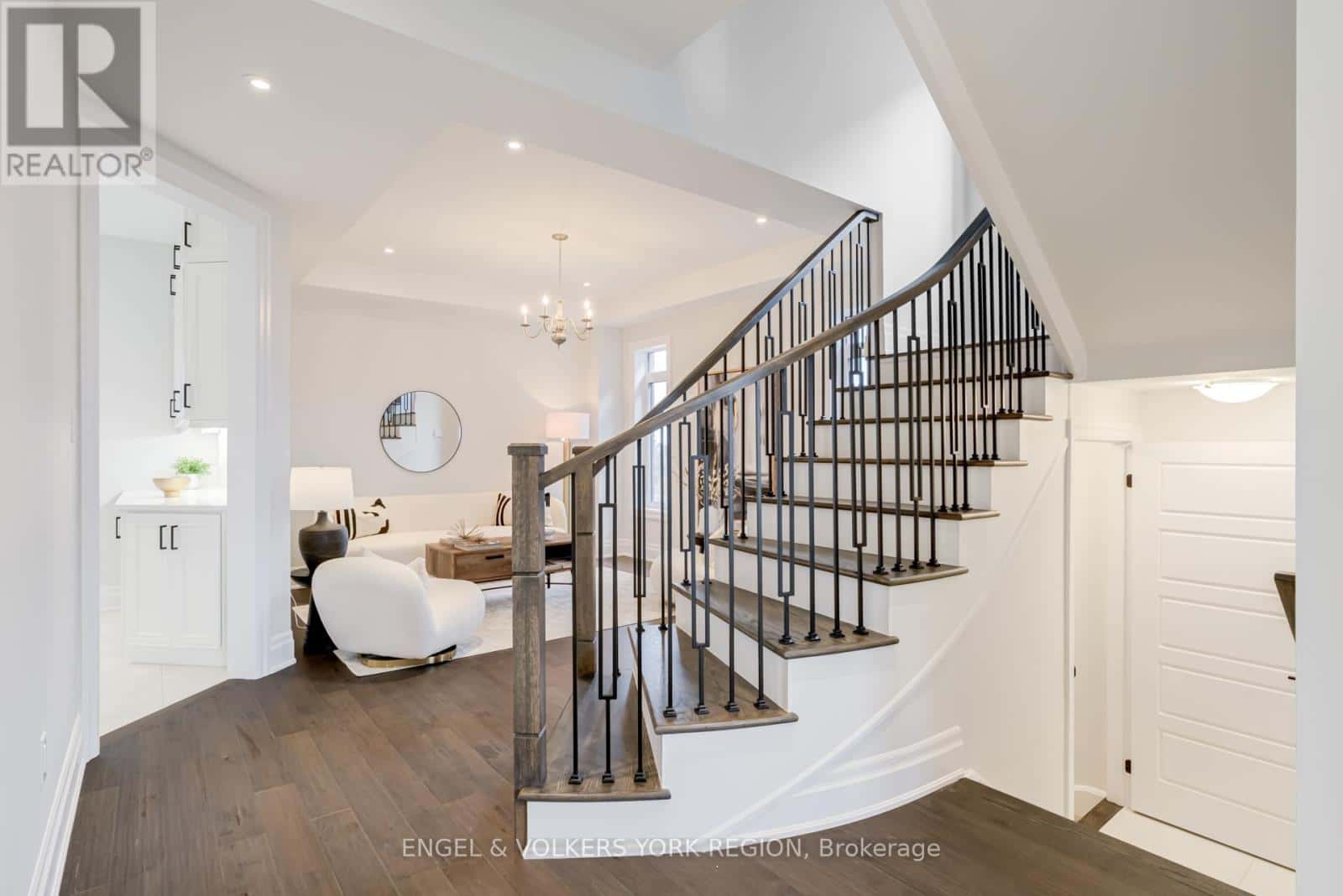 10 KEYWORTH CRESCENT — Brampton (Sandringham-Wellington North), Ontario - Photo 5 of 34