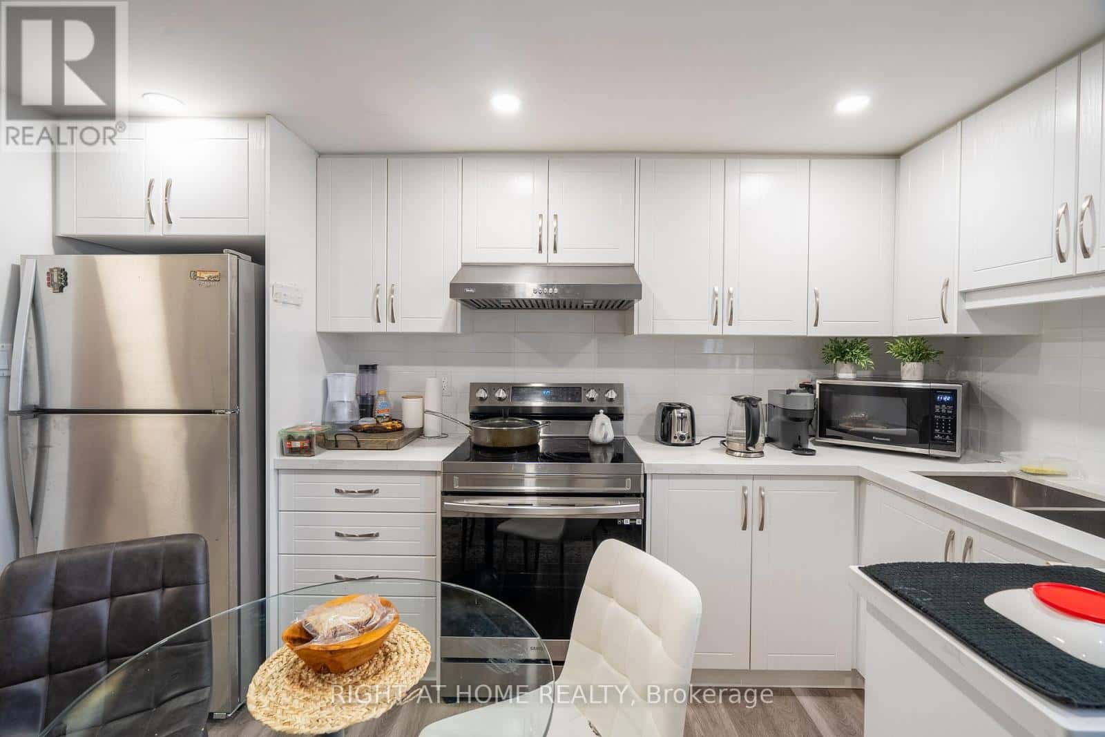 1 - 285 RICHMOND ST STREET — Richmond Hill (Mill Pond), Ontario - Photo 2 of 8