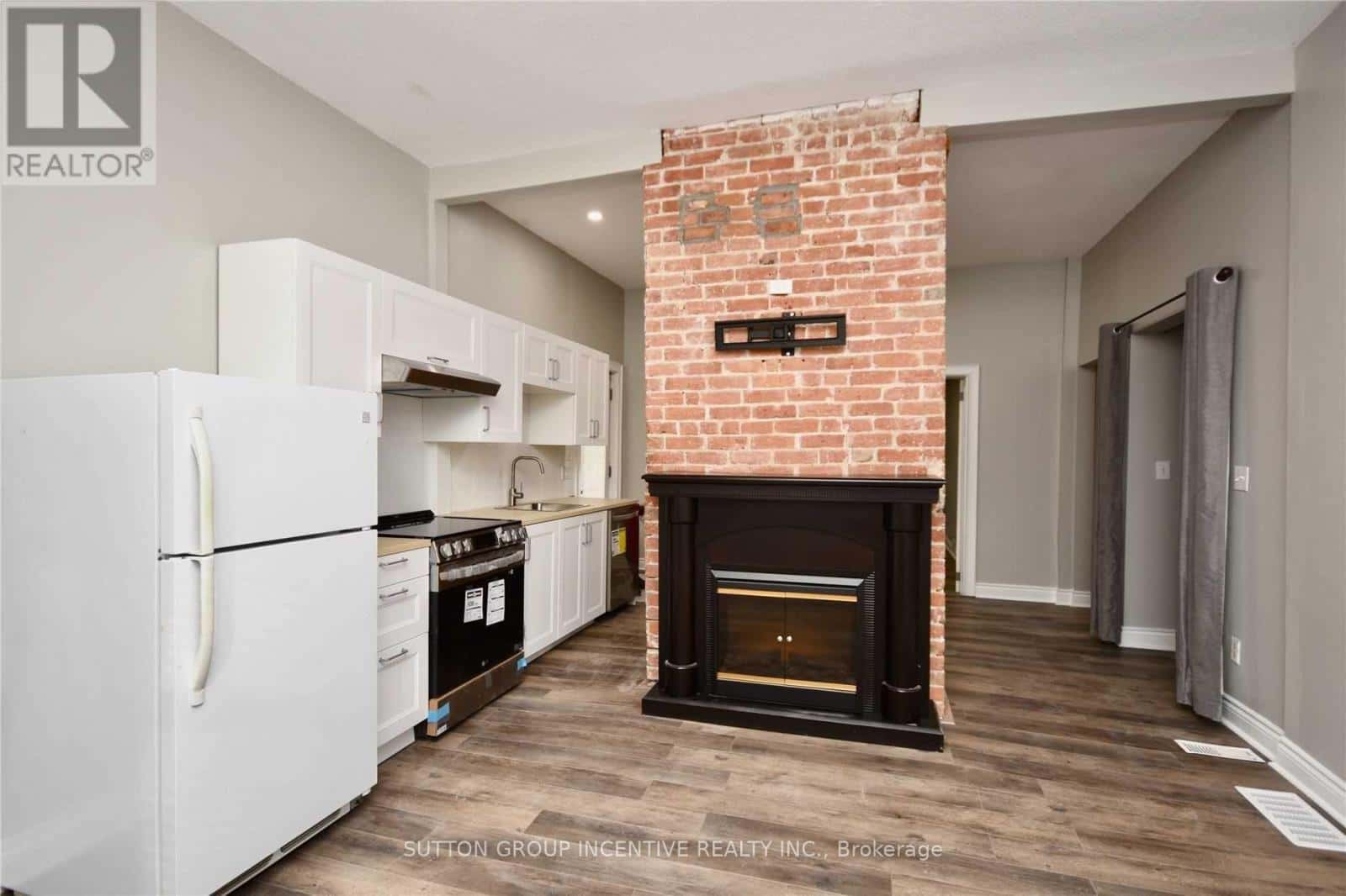 2 - 322 CODRINGTON STREET — Barrie (Codrington), Ontario - Photo 3 of 8