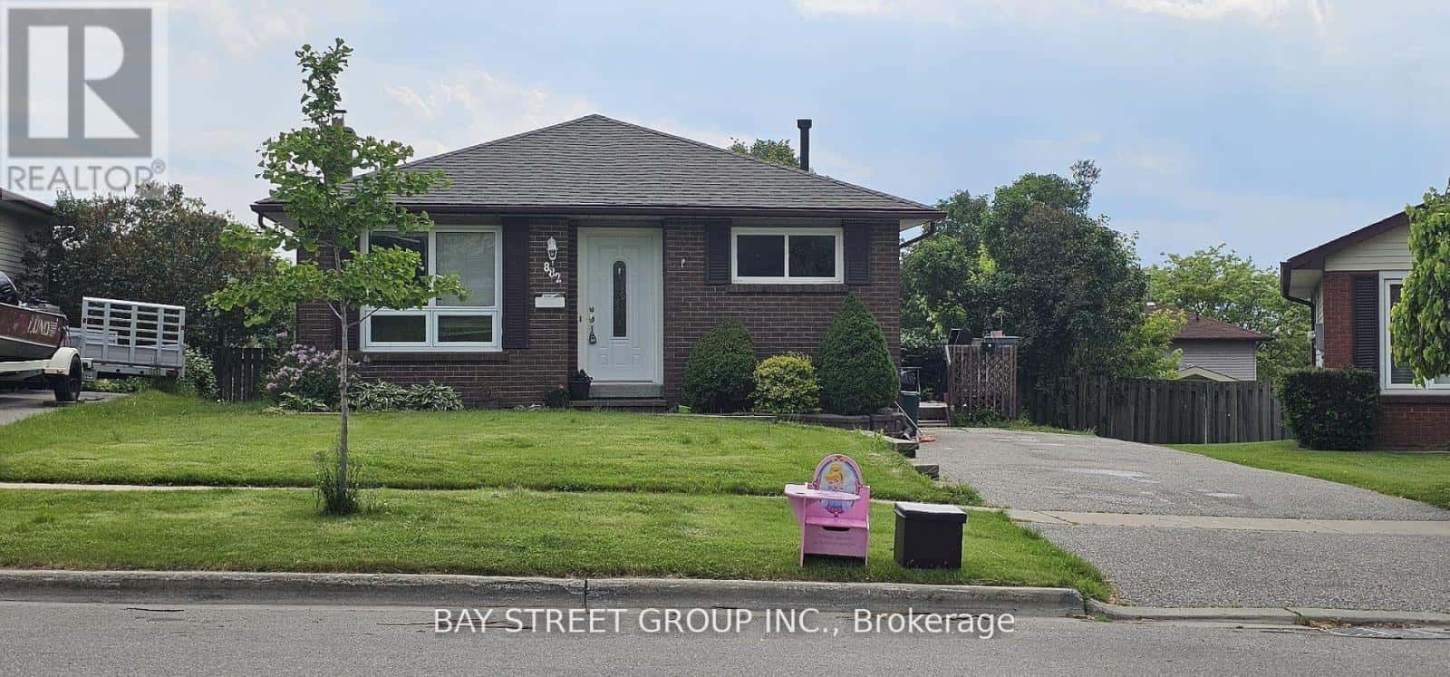 882 SOUTHDOWN DRIVE — Oshawa (Donevan), Ontario - Photo 2 of 23