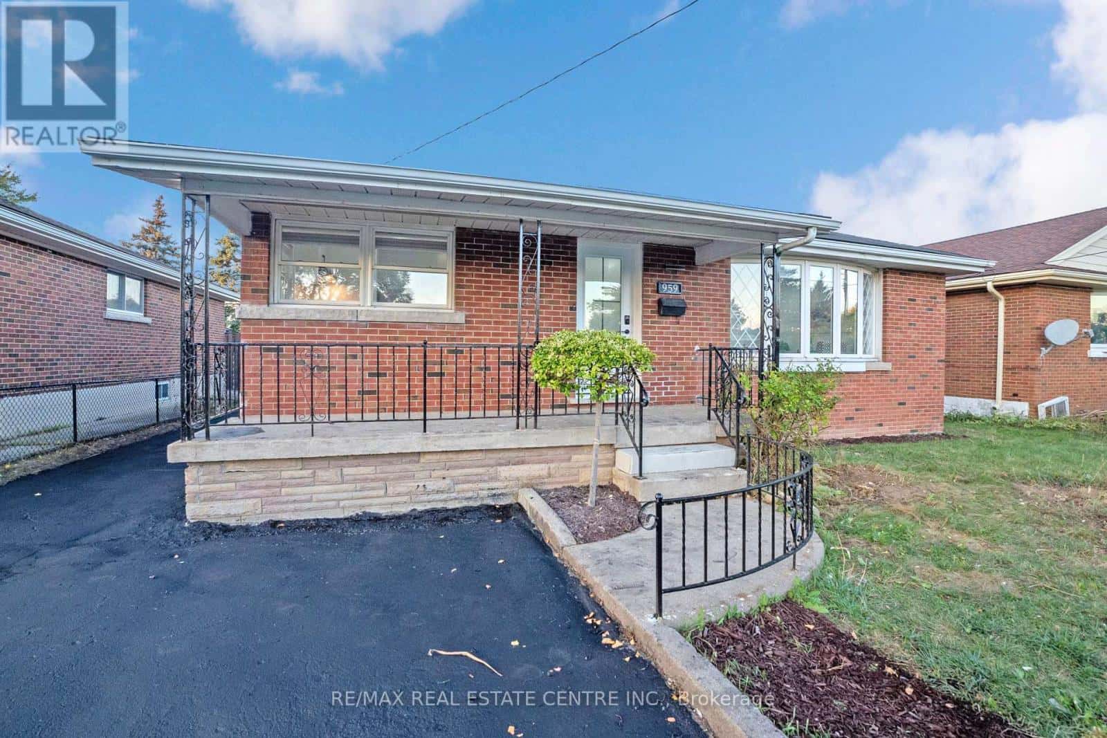 959 Mohawk Road East