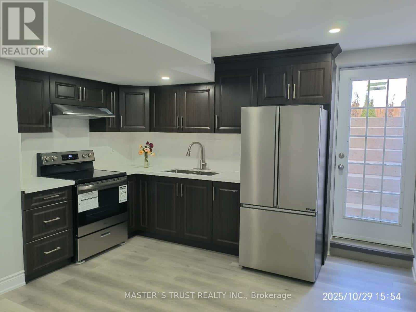 100 KIRVAN DRIVE — Guelph (Kortright East), Ontario - Photo 2 of 8