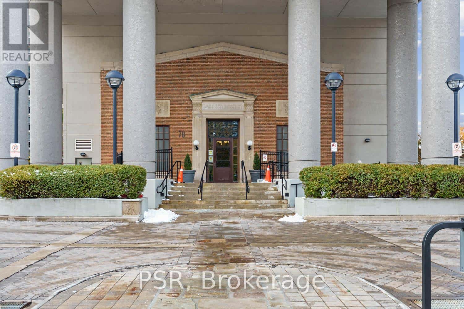 709 - 70 HIGH PARK AVENUE — Toronto (High Park North), Ontario - Photo 2 of 26