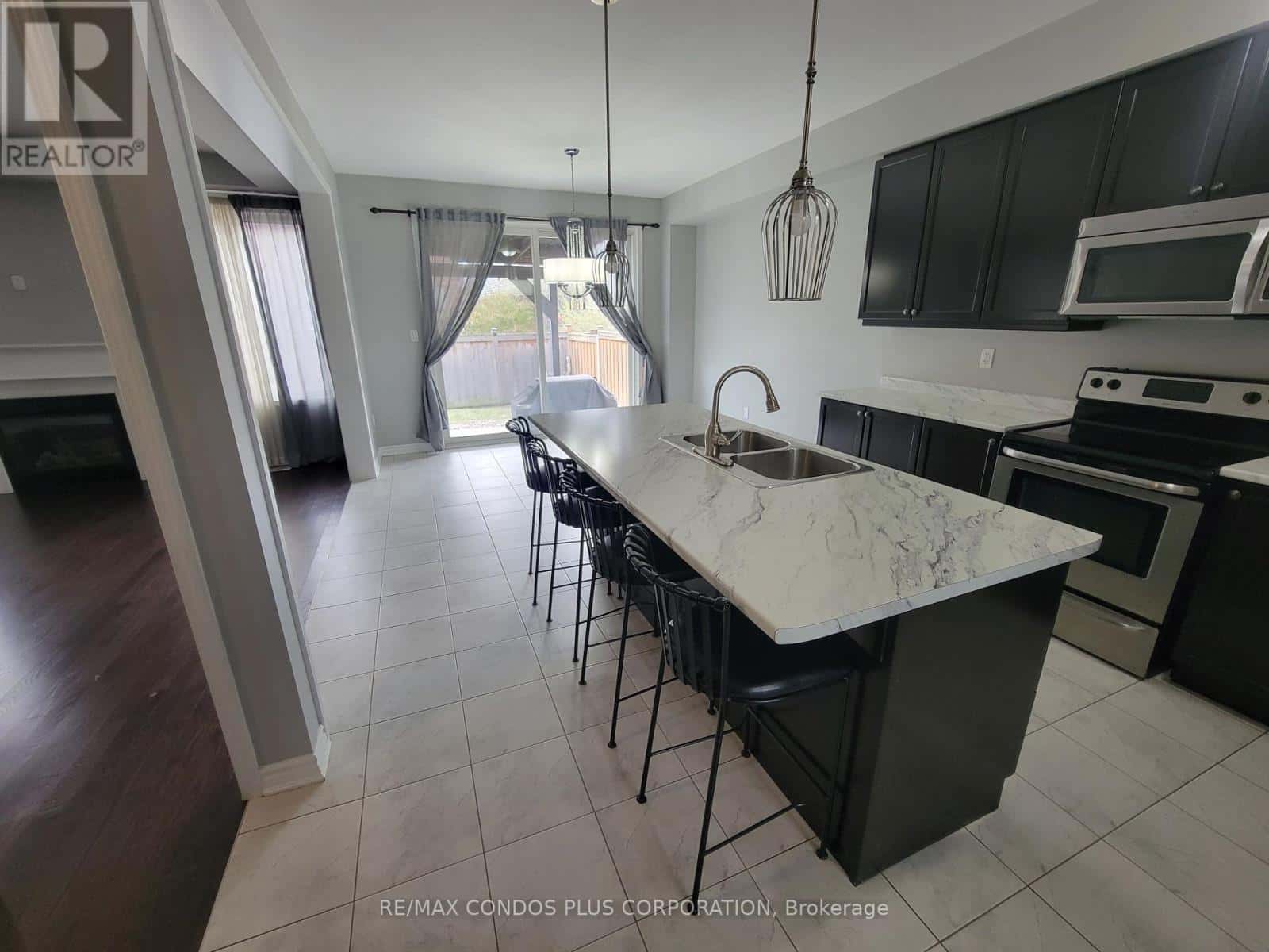 1542 TOUGH GATE — Milton (CL Clarke), Ontario - Photo 3 of 37